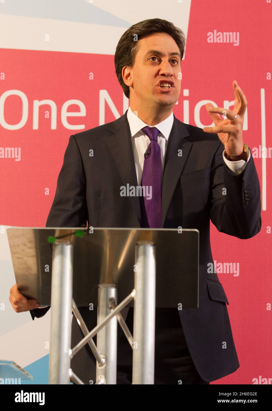 Der Gewerkschaftsführer Ed Miliband hält seine Rede zur One Nation Politics in der St Bride Foundation in London. Stockfoto