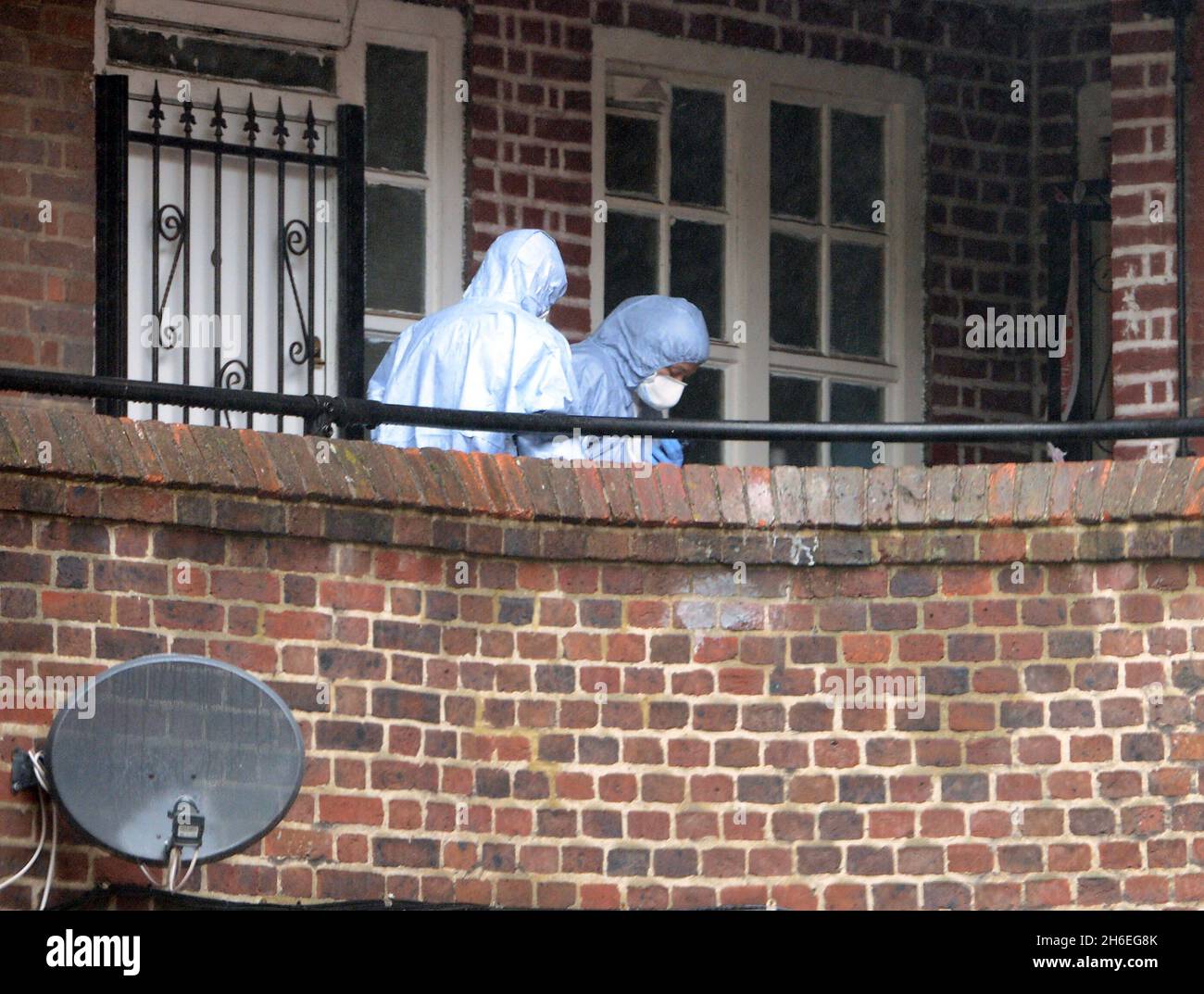 Ein Mann wurde wegen des Mordverdachts verhaftet, nachdem eine Frau getötet wurde und zwei andere schwere Stichverletzungen erlitten hatten. Der 40-Jährige wurde über Nacht festgenommen, nachdem die Beamten am Montagabend über Angriffe auf zwei separate Wohnungen im Süden Londons informiert wurden. Eine 28-jährige Frau und ein 17-jähriges Mädchen wurden um 19.10 Uhr an einer Adresse in Tilson Gardens, Brixton, mit Messerstunden gefunden. Die Frau wurde am Tatort für tot erklärt, während der Teenager in ein Krankenhaus im Süden Londons gebracht wurde und sich in einem schweren, aber stabilen Zustand befindet, sagte Scotland Yard. Stockfoto