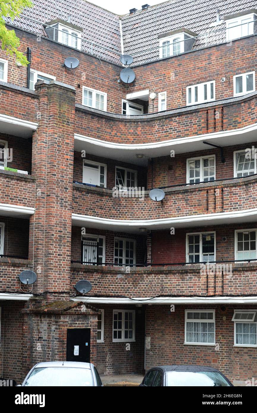 Ein Mann wurde wegen des Mordverdachts verhaftet, nachdem eine Frau getötet wurde und zwei andere schwere Stichverletzungen erlitten hatten. Der 40-Jährige wurde über Nacht festgenommen, nachdem die Beamten am Montagabend über Angriffe auf zwei separate Wohnungen im Süden Londons informiert wurden. Eine 28-jährige Frau und ein 17-jähriges Mädchen wurden um 19.10 Uhr an einer Adresse in Tilson Gardens, Brixton, mit Messerstunden gefunden. Die Frau wurde am Tatort für tot erklärt, während der Teenager in ein Krankenhaus im Süden Londons gebracht wurde und sich in einem schweren, aber stabilen Zustand befindet, sagte Scotland Yard. Stockfoto