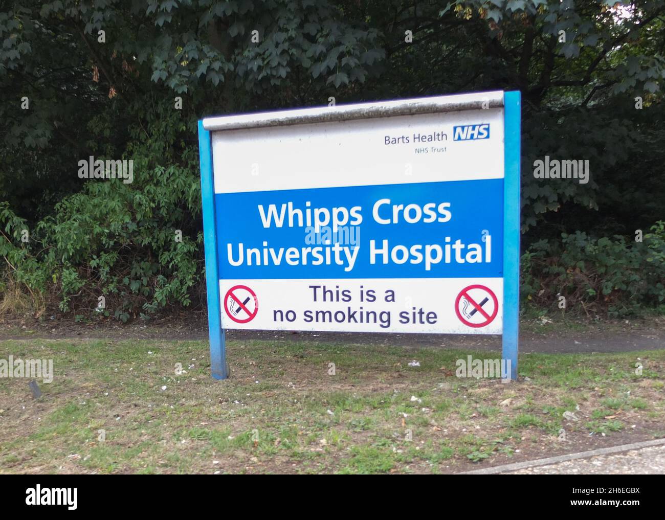 Eine allgemeine Ansicht des Whipps Cross University Hospital in East London, wo das Vertrauen mit drei formalen Warnungen versehen wurde, nachdem Inspektoren „unsichere“ Bedingungen festgestellt hatten. Stockfoto