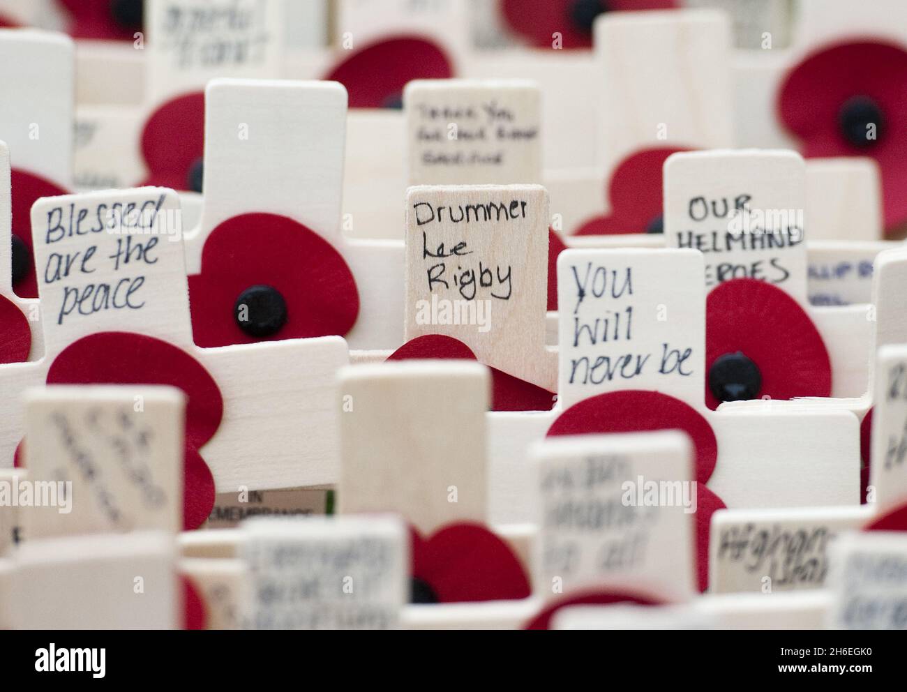 Im Bereich Remembrance vor der Westminster Abbey in London wird ein Kreuz gelegt, das sich an Schlagzeuger Lee Rigby erinnert. Stockfoto