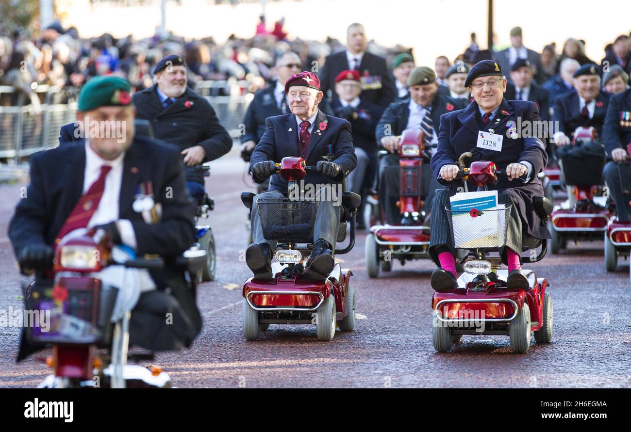 Kriegsveteranen nahmen an einer Gedenksonntagsparade des Cenotaph in Westminster, London, Teil Stockfoto