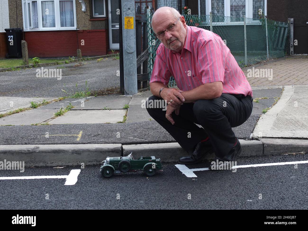 Anwohner in der Francis Avenue in Feltham, Middlesex, wurden verwirrt, nachdem Arbeiter des Hounslow Borough Council ihre Straße mit einem nur 24' breiten Parkplatz markiert hatten. Der Hausbesitzer David Bull, 67, sagte: „die Arbeiter markierten die Straße, um zu verhindern, dass Menschen über unseren Straßen parken, aber als sie das taten, dachte ich, es sei ein Witz.“ „erst als sie gingen, realisierte ich, dass es real war. Ich ging und bekam mein Maßband und Maß die Breite wie 24 Zoll. Gerade mal groß genug, um mein Bentley-Modellauto zu parken Stockfoto