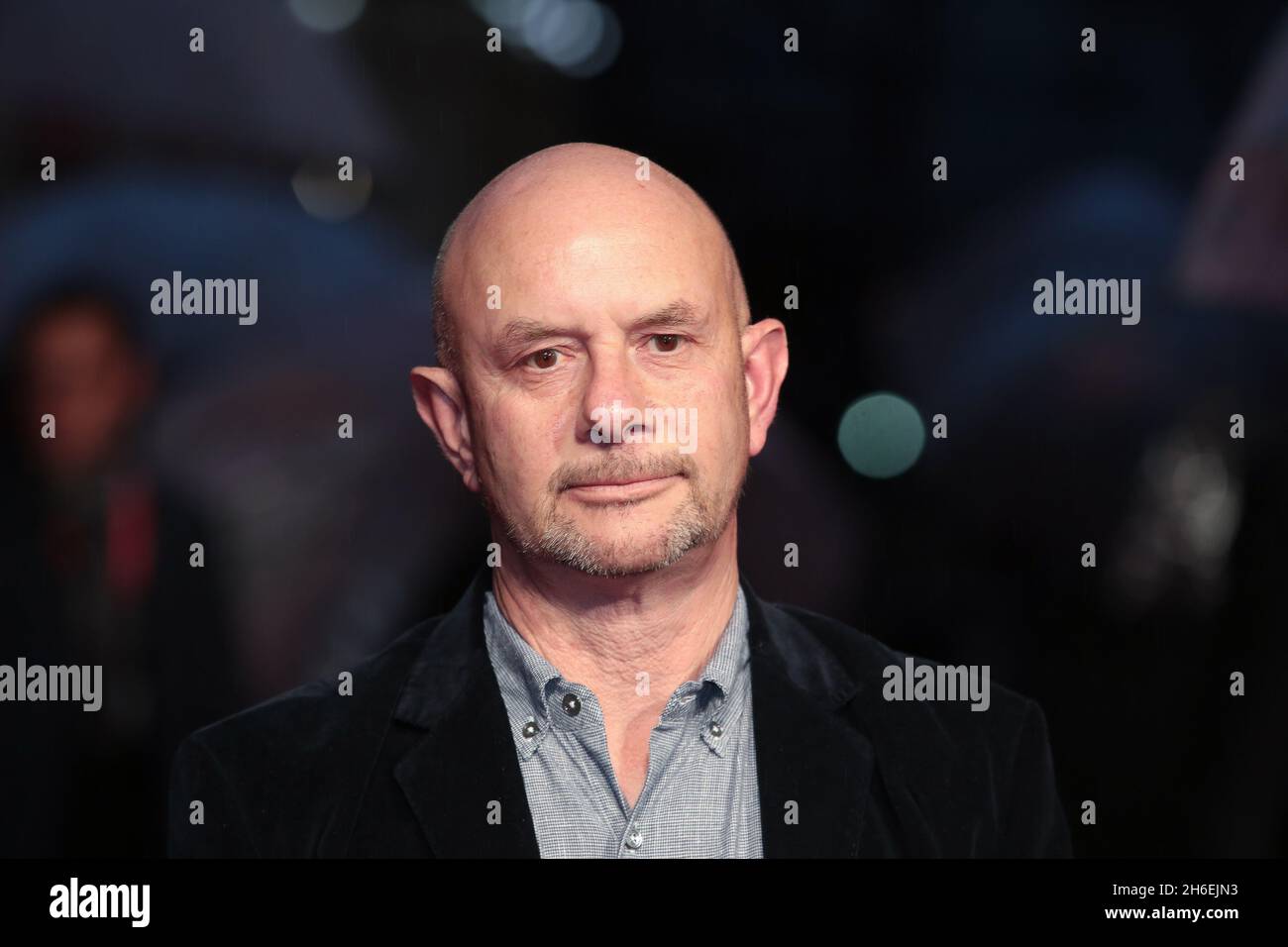 Nick Hornby bei der BFI London Filmfestival Gala von Wild im Odeon, Leicester Square, London. Stockfoto