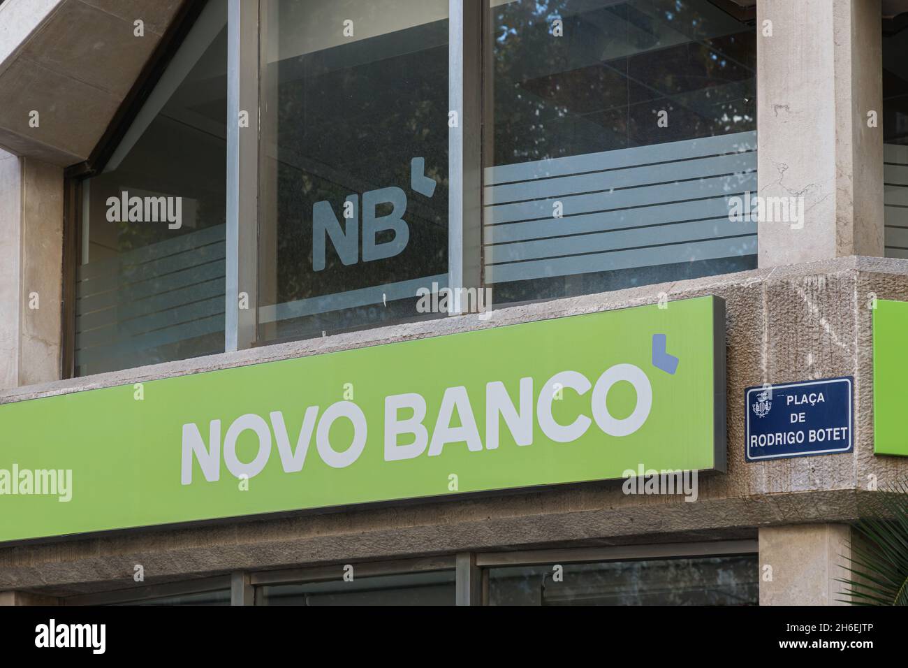 VALENCIA, SPANIEN – 15. NOVEMBER 2021: Novo Banco ist eine portugiesische Bank, die von der Bank of Portugal eingeführt wurde, um Vermögenswerte und Verbindlichkeiten der Banco Espí zu retten Stockfoto