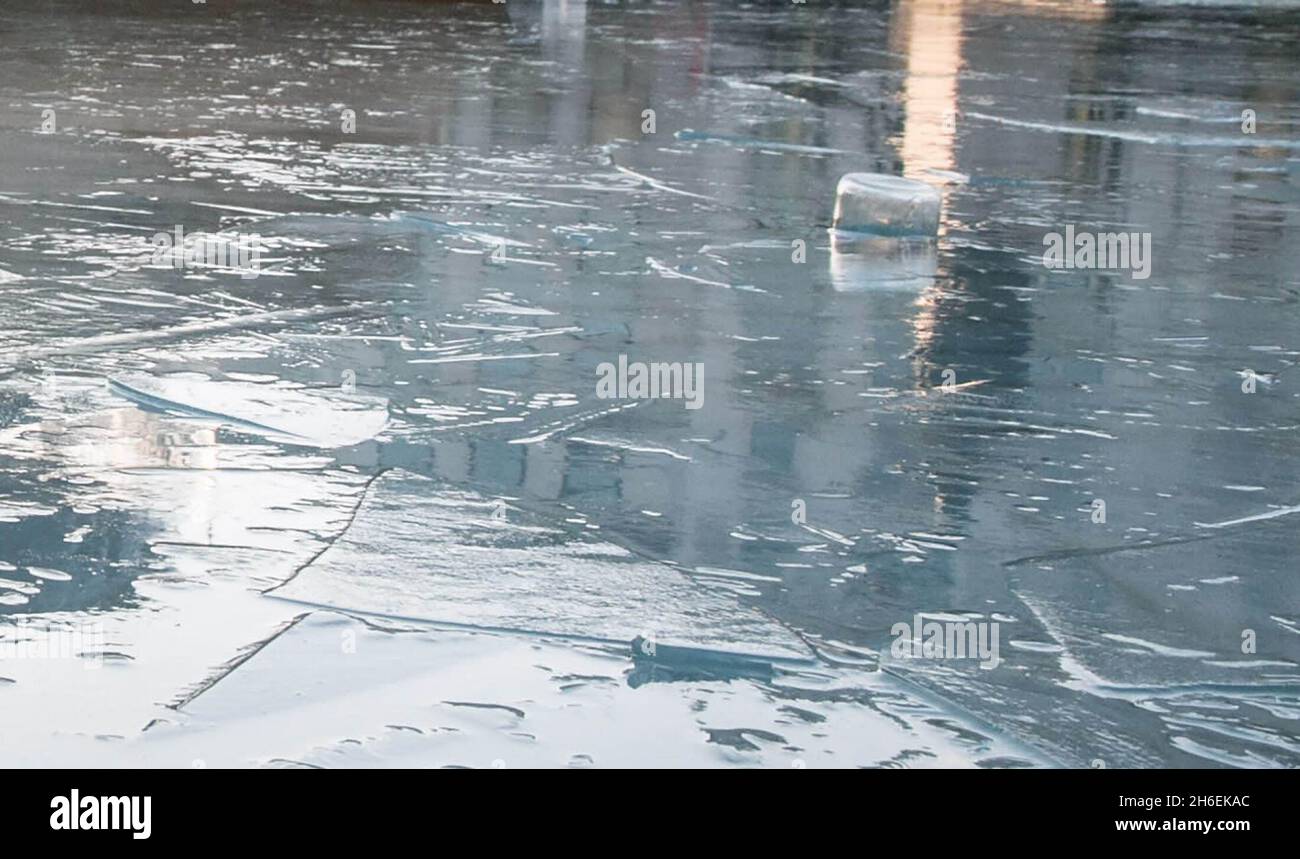 Die Springbrunnen auf dem Trafalgar Square im Zentrum von London sind gefroren, da die Temperaturen in ganz Großbritannien weiter sinken. Stockfoto