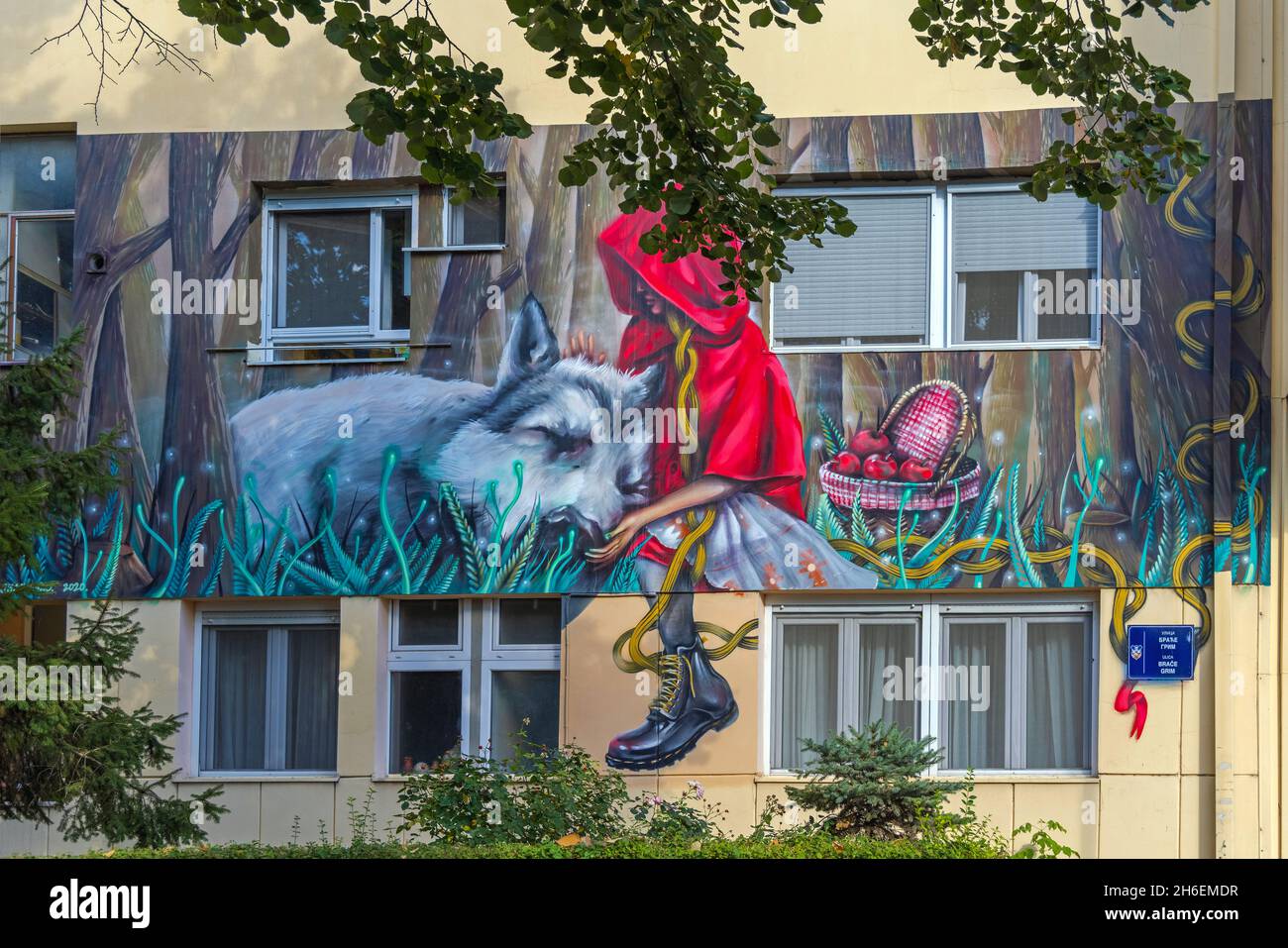 Belgrad, Serbien - 09. September 2021: Märchenhaftes Rotkäppchen-Haus-Mural bei Street Name von den Brüdern Grimm. Stockfoto