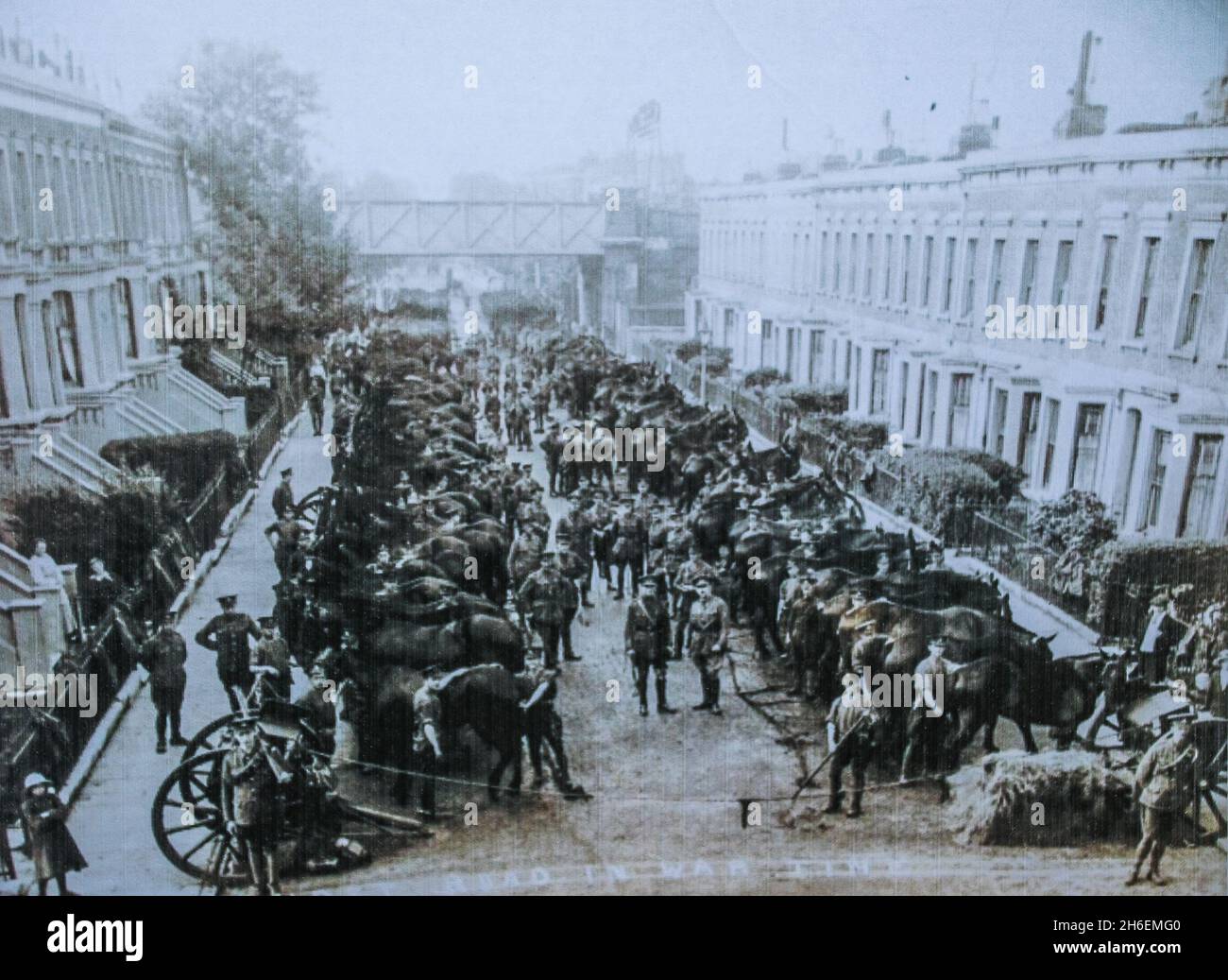 18 Pferde aus dem hauseigenen Kavallerieregiment und Joey, das lebensgroße Marionettenpferd des Nationaltheaters aus war Horse, haben sich auf den Weg gemacht, um ein Bild zu erstellen, das 1915 in derselben Straße aufgenommen wurde. Stockfoto