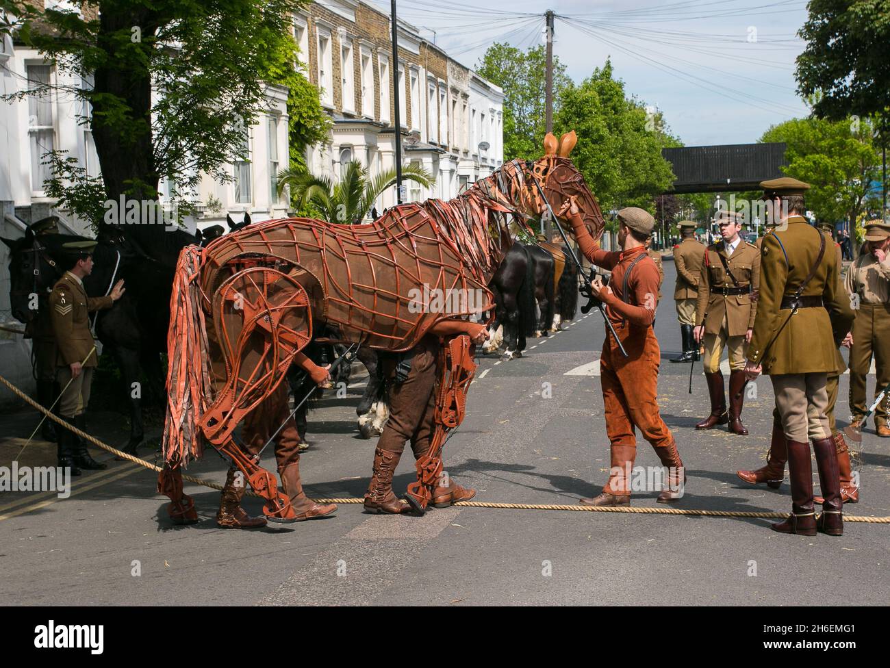 18 Pferde aus dem hauseigenen Kavallerieregiment und Joey, das lebensgroße Marionettenpferd des Nationaltheaters aus war Horse, haben sich auf den Weg gemacht, um ein Bild zu erstellen, das 1915 in derselben Straße aufgenommen wurde. Stockfoto