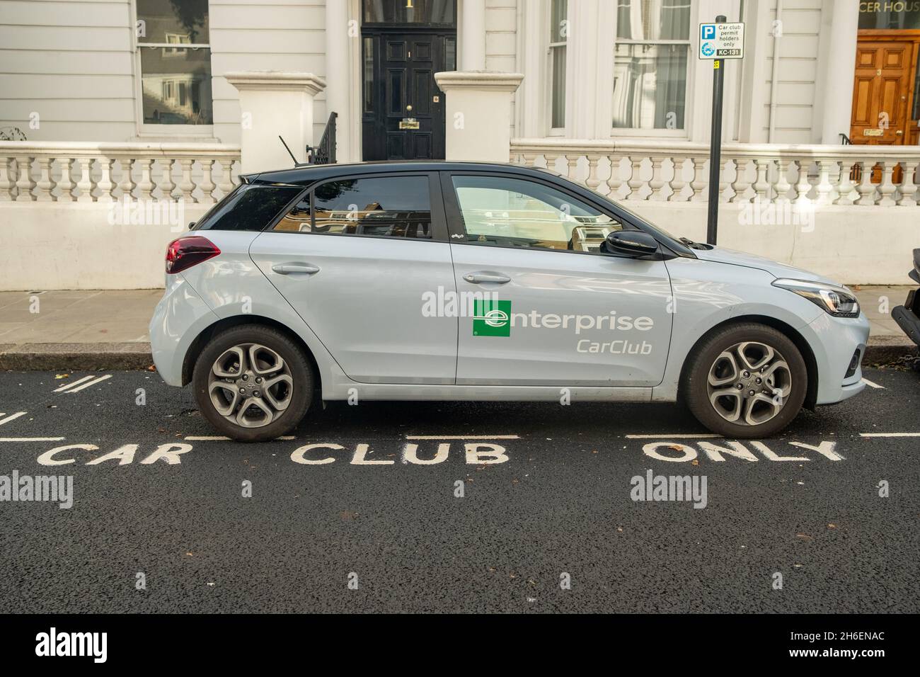 London - November 2021: Enterprise Car Club Auto in ausgewiesener Parkbucht auf der Londoner Straße geparkt Stockfoto