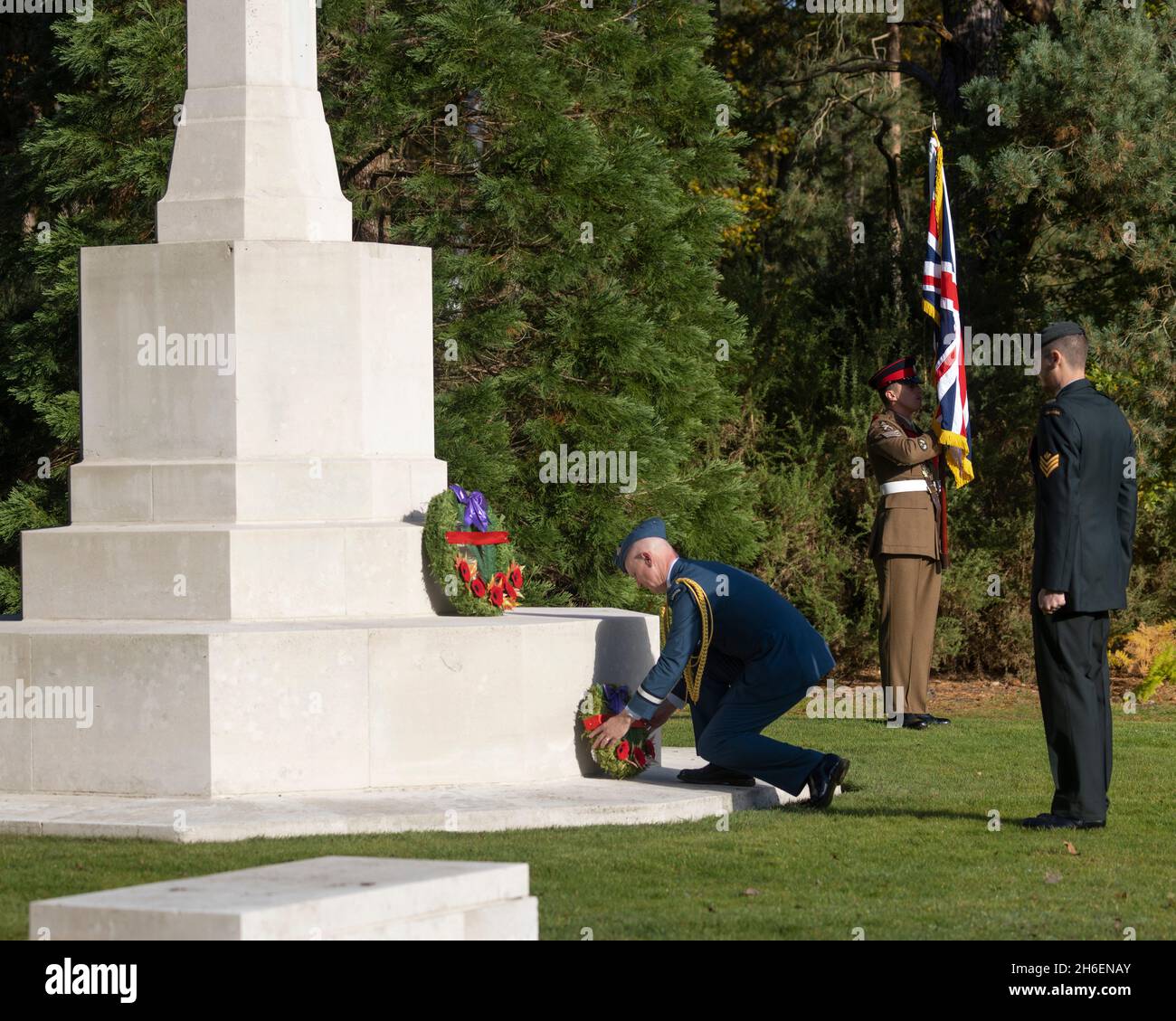 Commander Sammy Everts legt im Namen der NATO am 11. November 2021 auf dem CWGC Military Cemetery in Brookwood einen Kranz auf dem Canadian Cross of Sacrifice Stockfoto