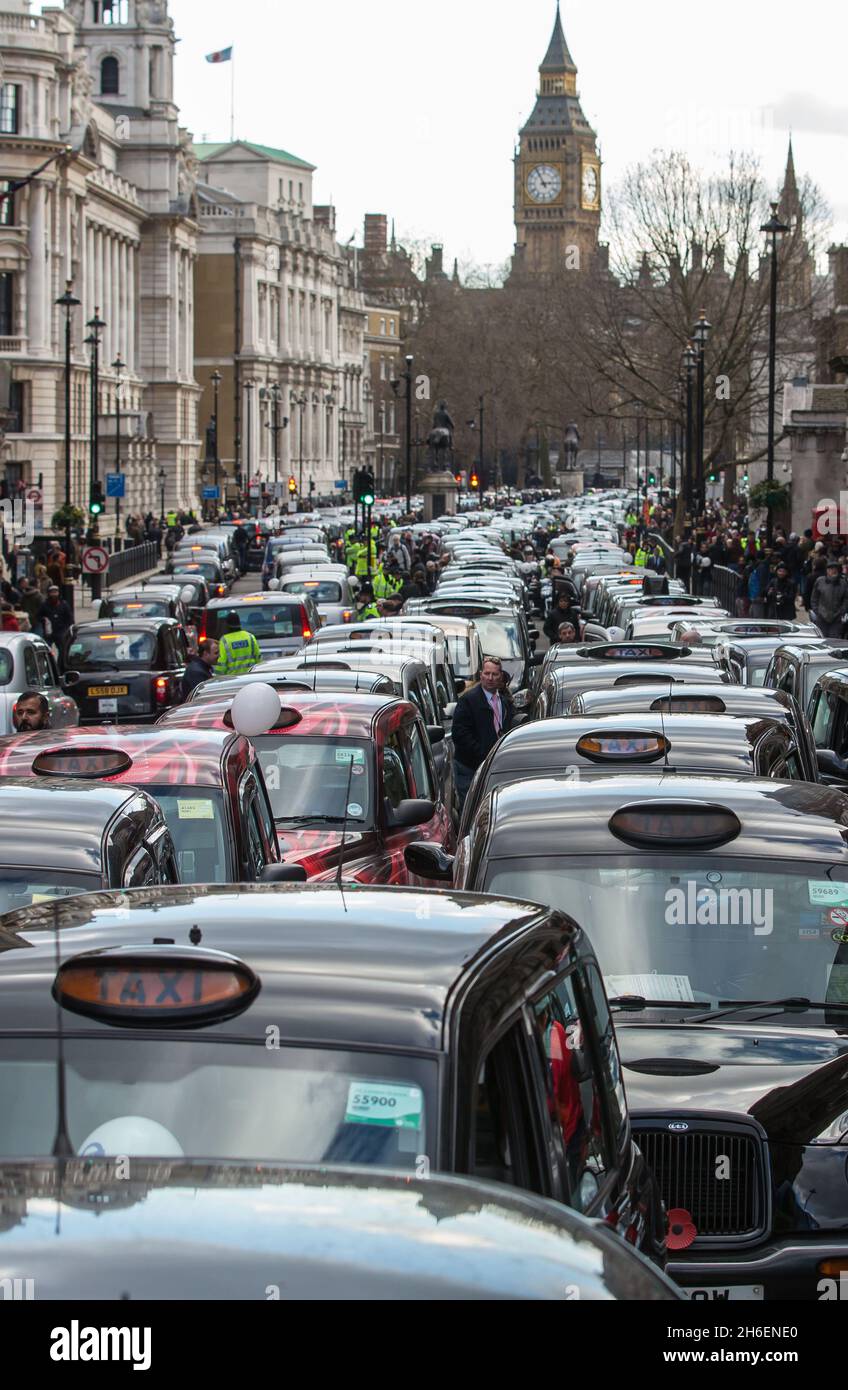 Tausende von schwarzen Taxifahrern brachten heute bei einem großen Protest das Zentrum Londons zum Stillstand. Der Protest kommt inmitten der Behauptungen schwarzer Taxifahrer, dass die Taxi-App Uber nicht den gleichen strengen Regulierungsanforderungen unterliegt wie sie. Stockfoto