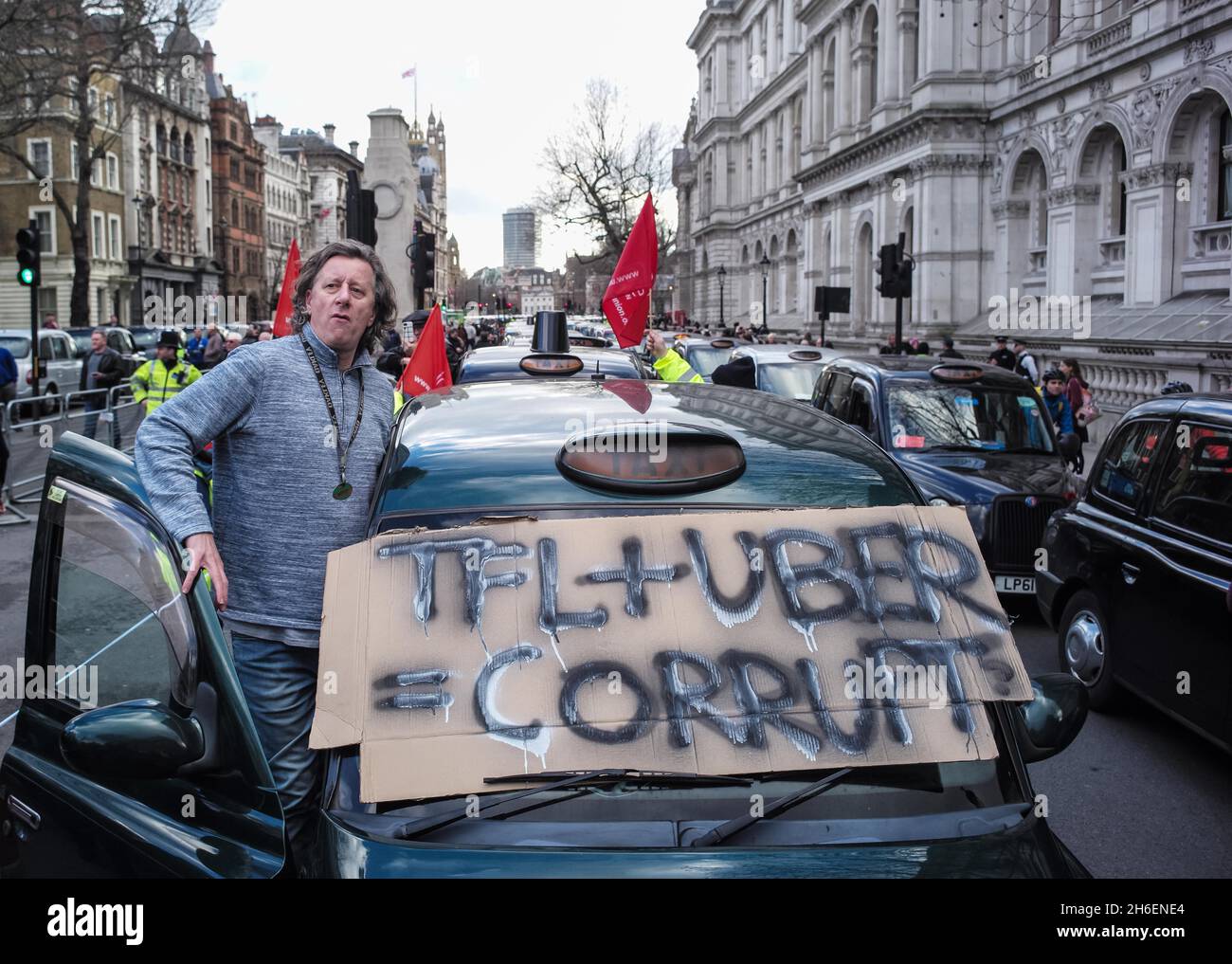 Tausende von schwarzen Taxifahrern brachten heute bei einem großen Protest das Zentrum Londons zum Stillstand. Der Protest kommt inmitten der Behauptungen schwarzer Taxifahrer, dass die Taxi-App Uber nicht den gleichen strengen Regulierungsanforderungen unterliegt wie sie. Stockfoto