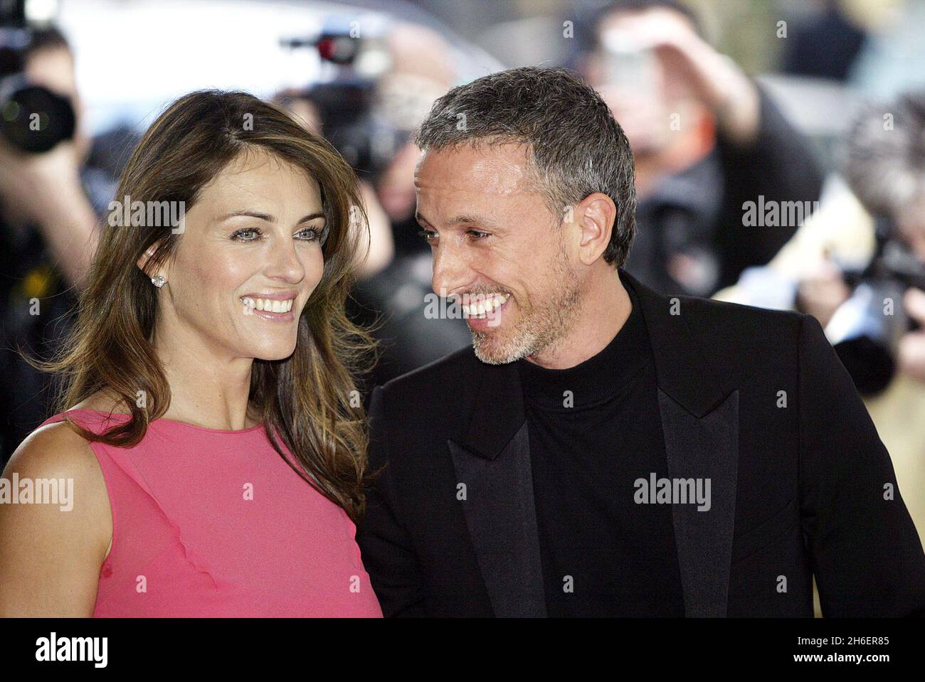 Liz Hurley mit Schuhmacherin Patick Cox auf der London Fashion Week zum Start ihrer neuen tv-Modenschau. Jeff Moore/allactiondigital.com Stockfoto