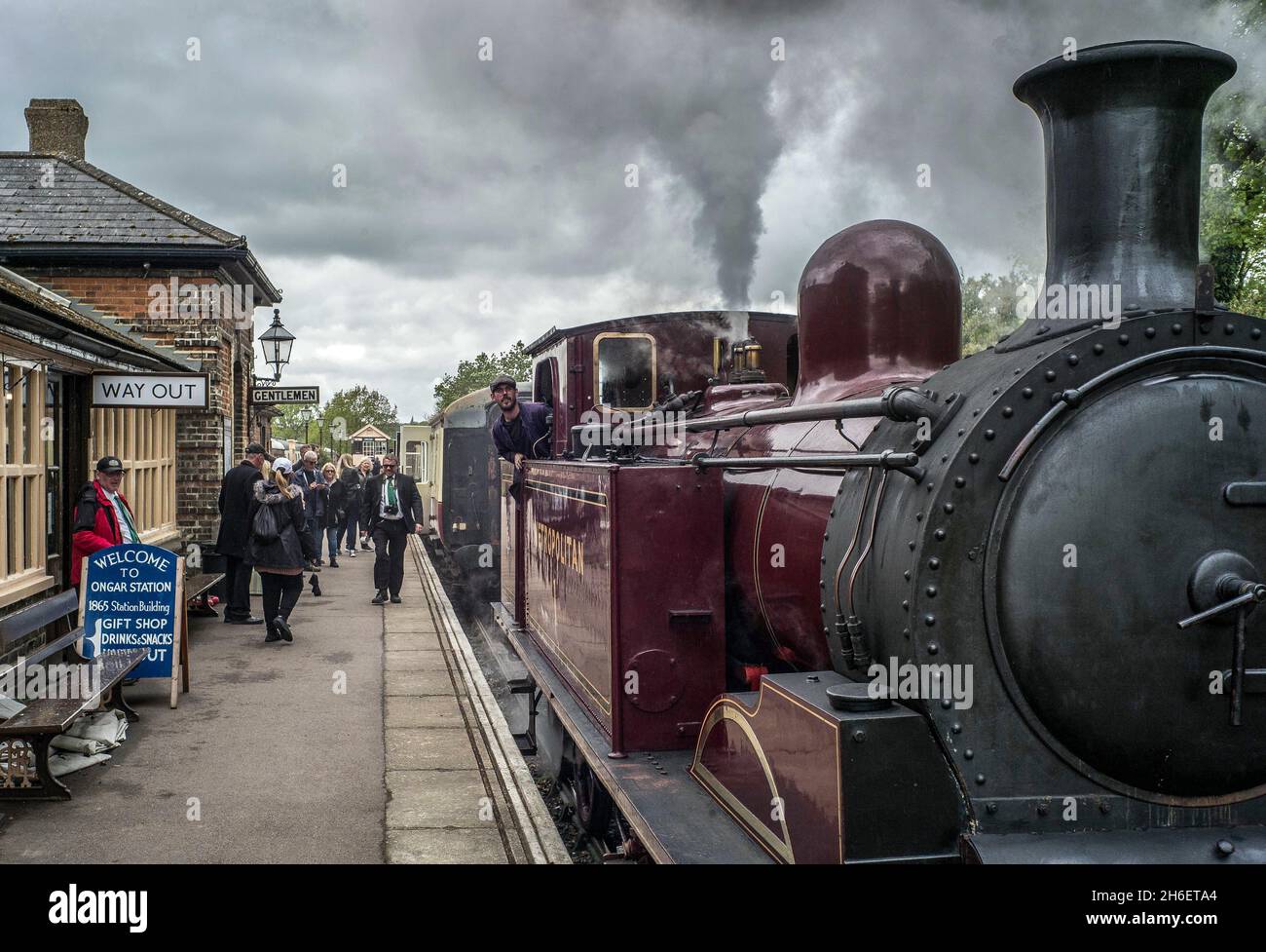 Dampfzug-Enthusiasten in Essex genießen die Epping Ongar-Eisenbahn an einem feuchten Feiertag am Montag. Stockfoto