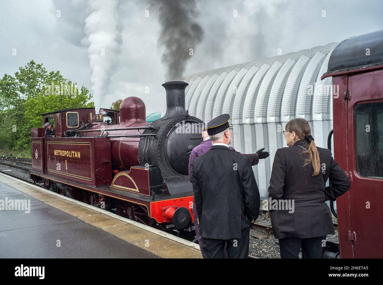 Dampfzug-Enthusiasten in Essex genießen die Epping Ongar-Eisenbahn an einem feuchten Feiertag am Montag. Stockfoto
