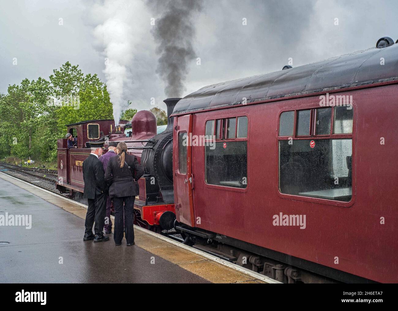 Dampfzug-Enthusiasten in Essex genießen die Epping Ongar-Eisenbahn an einem feuchten Feiertag am Montag. Stockfoto