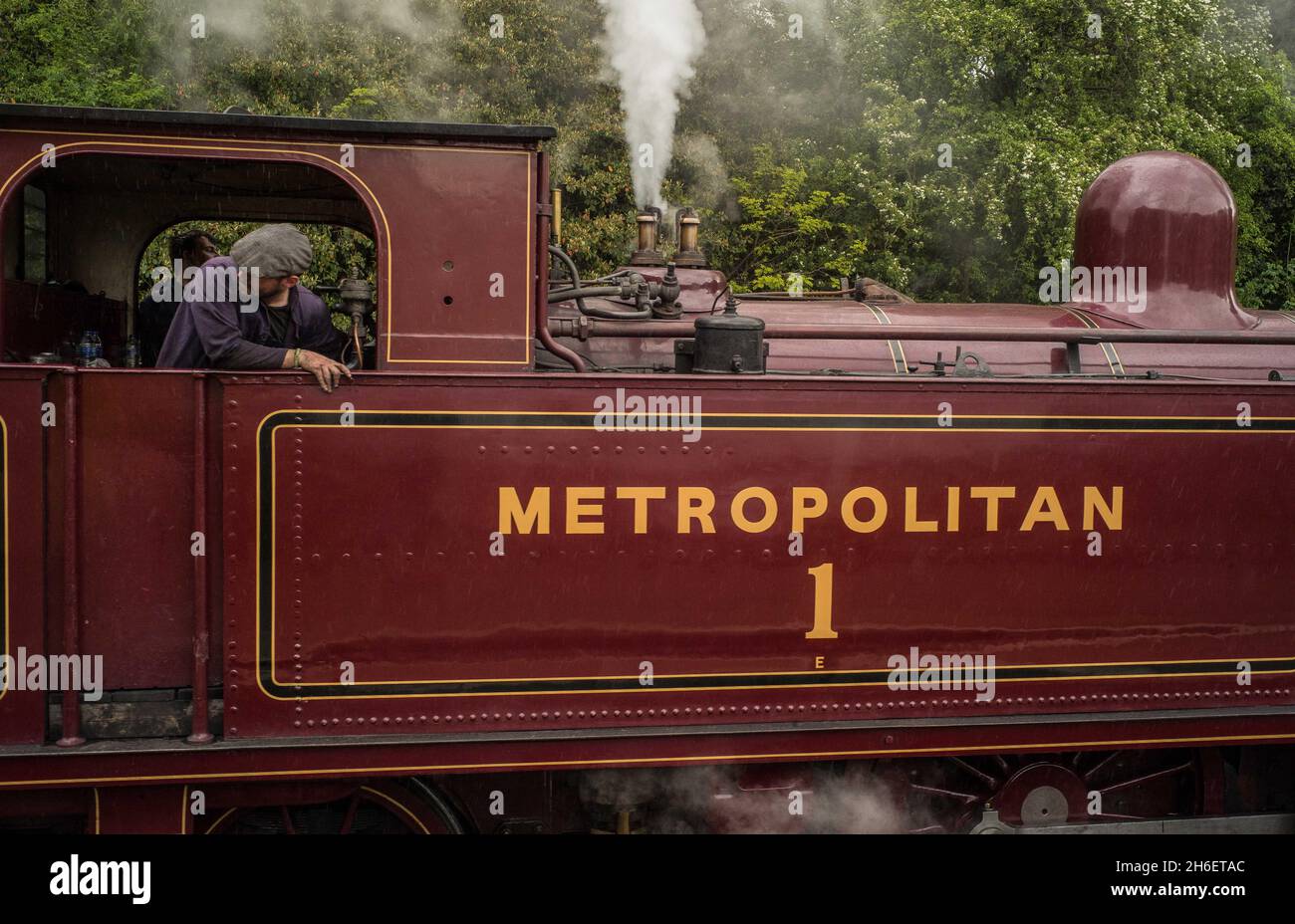 Dampfzug-Enthusiasten in Essex genießen die Epping Ongar-Eisenbahn an einem feuchten Feiertag am Montag. Stockfoto