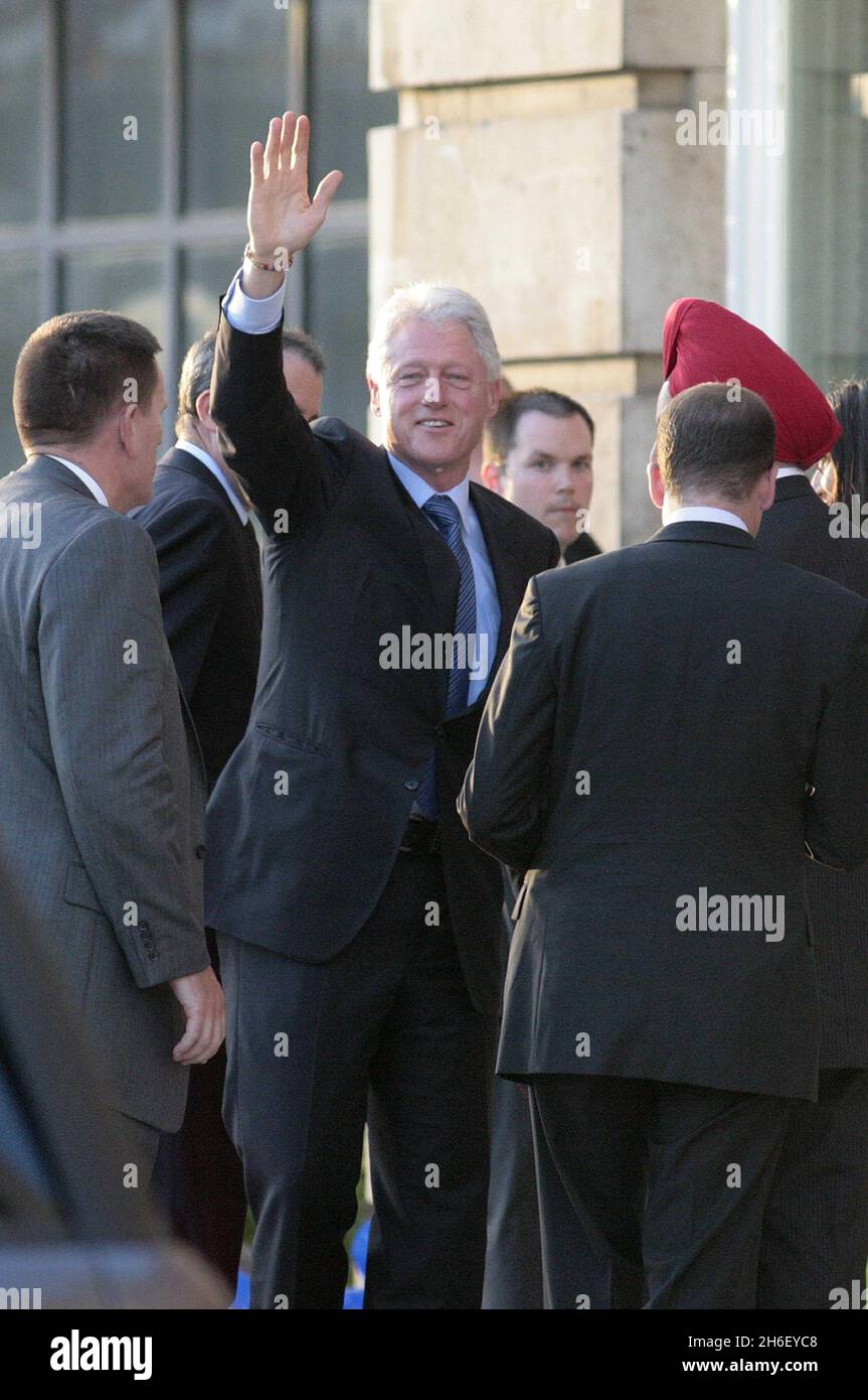 Der ehemalige Präsident der Vereinigten Staaten, Bill Clinton, kommt am Old Billingsgate Market in London an, um eine Keynote-Rede beim Fortune Forum Summit am 26. September 2006 zu halten. Jeff Moore/EMPICS Entertainment Stockfoto