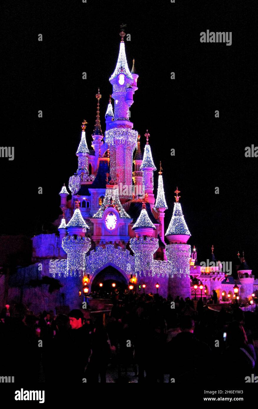 Das Disney Castle während der Weihnachtsfeiern im Disneyland Resort in Paris, am 13. November 2006. Stockfoto