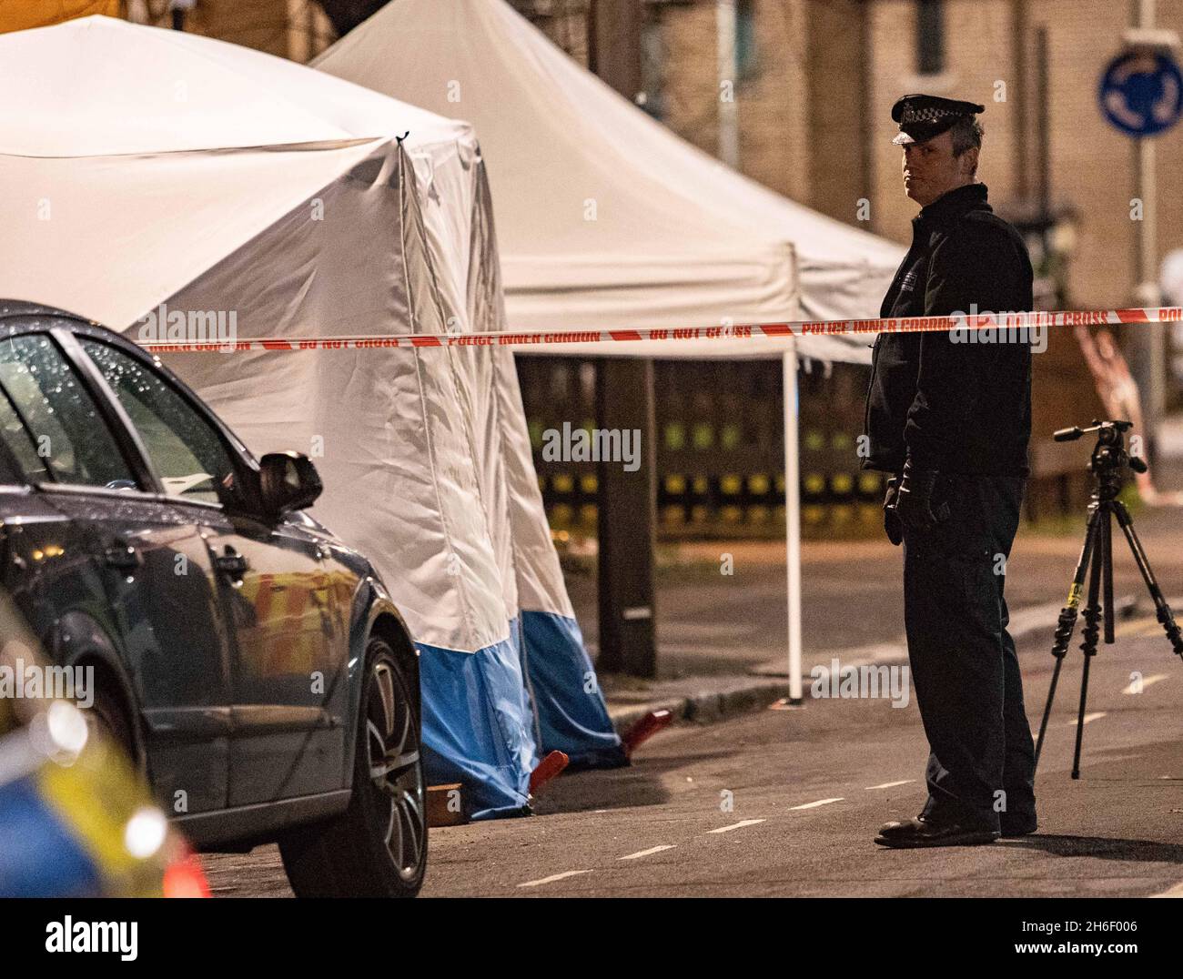 Die Polizei am Tatort in der Nähe der North Birkbeck Road in Leyton, Ost-London, nachdem ein Mann in den Zwanzigern am Mittwochabend gegen 5:10pm Uhr erstochen wurde. Polizisten und Sanitäter fanden den Mann mit mehreren Wunden und er starb am Tatort. Er ist der 21. Mensch, der in diesem Jahr in London getötet wurde. Stockfoto