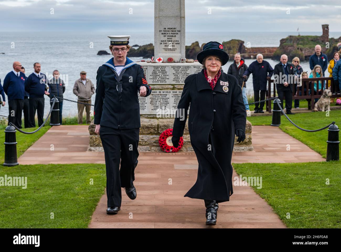 Stellvertretender Lord Lieutenant, Hilary Cochrane, bei der Gedenkfeier zum Gedenktag des Krieges, Dunbar, East Lothian, Schottland, Großbritannien Stockfoto