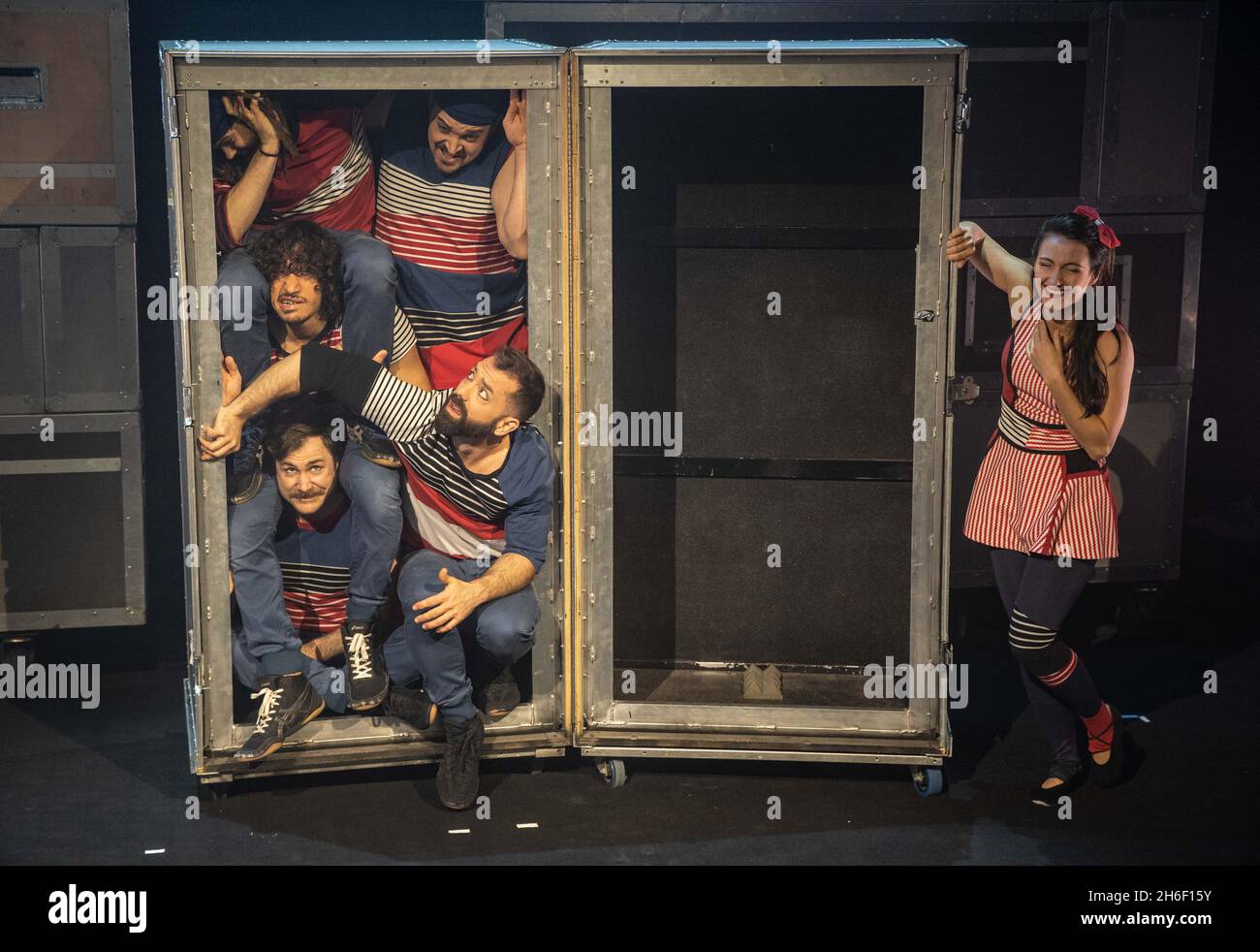 Transit, die der Schwerkraft trotzende Show der Zirkuskünstler von FLIP Fabrique Stockfoto