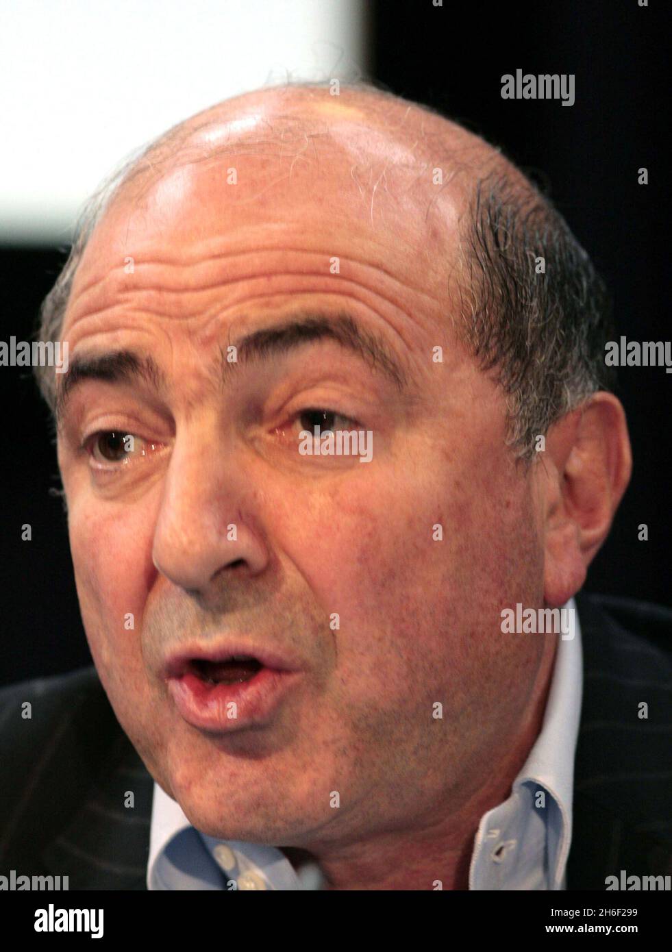 Boris Beresowski sprach vor kurzem auf einer Pressekonferenz, an der Maria Litwinenko, die Frau des vergifteten KGB-Spions Alexander Litwinenko, teilnahm. Russland sagte heute, dass es eine strafrechtliche Untersuchung gegen Boris Berezovsky eröffnen würde, nachdem der verbannte Tycoon einer britischen Nationalzeitung sagte, er plane den gewaltsamen Sturz von Präsident Wladimir Putin von seiner Basis in Großbritannien aus. Stockfoto