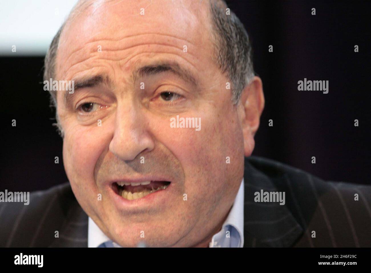 Boris Beresowski sprach vor kurzem auf einer Pressekonferenz, an der Maria Litwinenko, die Frau des vergifteten KGB-Spions Alexander Litwinenko, teilnahm. Russland sagte heute, dass es eine strafrechtliche Untersuchung gegen Boris Berezovsky eröffnen würde, nachdem der verbannte Tycoon einer britischen Nationalzeitung sagte, er plane den gewaltsamen Sturz von Präsident Wladimir Putin von seiner Basis in Großbritannien aus. Stockfoto