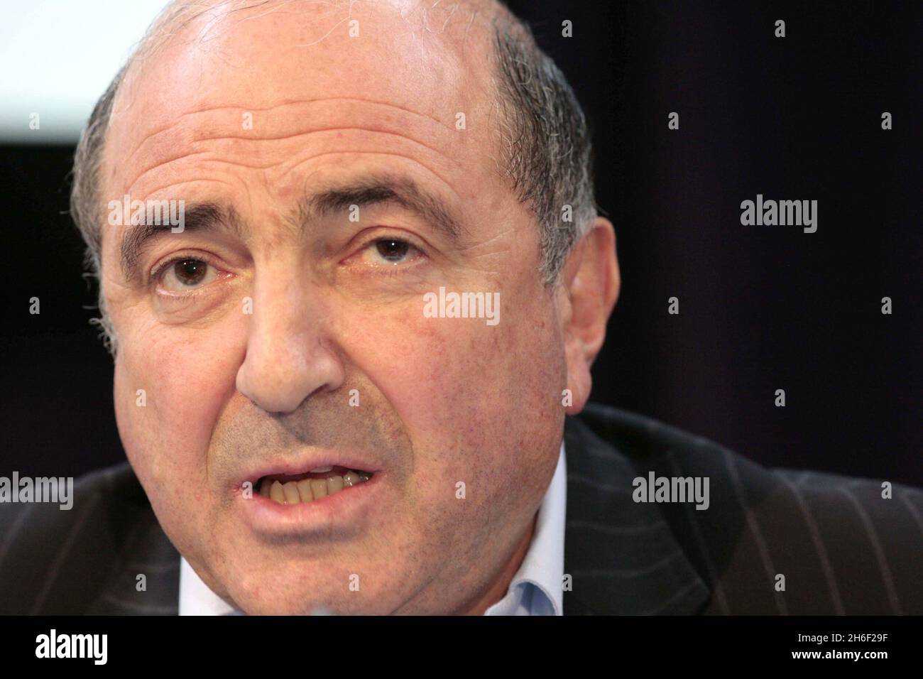 Boris Beresowski sprach vor kurzem auf einer Pressekonferenz, an der Maria Litwinenko, die Frau des vergifteten KGB-Spions Alexander Litwinenko, teilnahm. Russland sagte heute, dass es eine strafrechtliche Untersuchung gegen Boris Berezovsky eröffnen würde, nachdem der verbannte Tycoon einer britischen Nationalzeitung sagte, er plane den gewaltsamen Sturz von Präsident Wladimir Putin von seiner Basis in Großbritannien aus. Stockfoto