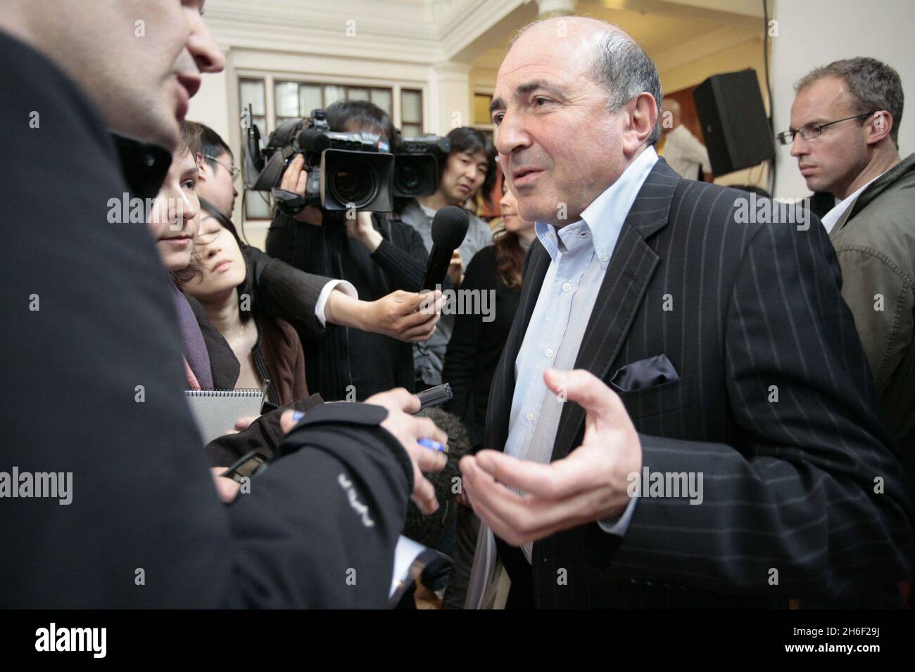 Boris Beresowski sprach vor kurzem auf einer Pressekonferenz, an der Maria Litwinenko, die Frau des vergifteten KGB-Spions Alexander Litwinenko, teilnahm. Russland sagte heute, dass es eine strafrechtliche Untersuchung gegen Boris Berezovsky eröffnen würde, nachdem der verbannte Tycoon einer britischen Nationalzeitung sagte, er plane den gewaltsamen Sturz von Präsident Wladimir Putin von seiner Basis in Großbritannien aus. Stockfoto