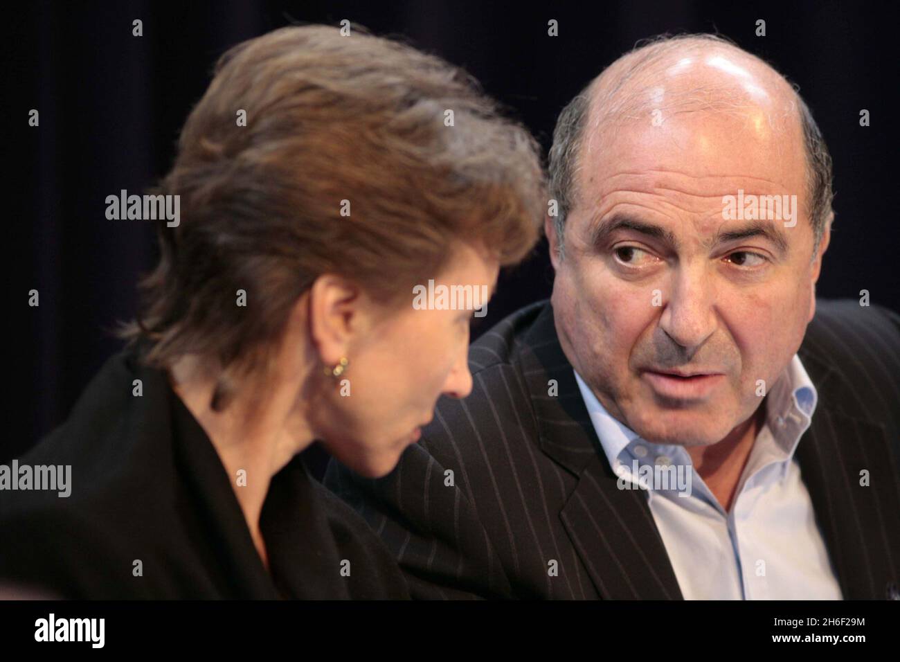 Boris Beresowski sprach vor kurzem auf einer Pressekonferenz, an der Maria Litwinenko, die Frau des vergifteten KGB-Spions Alexander Litwinenko, teilnahm. Russland sagte heute, dass es eine strafrechtliche Untersuchung gegen Boris Berezovsky eröffnen würde, nachdem der verbannte Tycoon einer britischen Nationalzeitung sagte, er plane den gewaltsamen Sturz von Präsident Wladimir Putin von seiner Basis in Großbritannien aus. Stockfoto