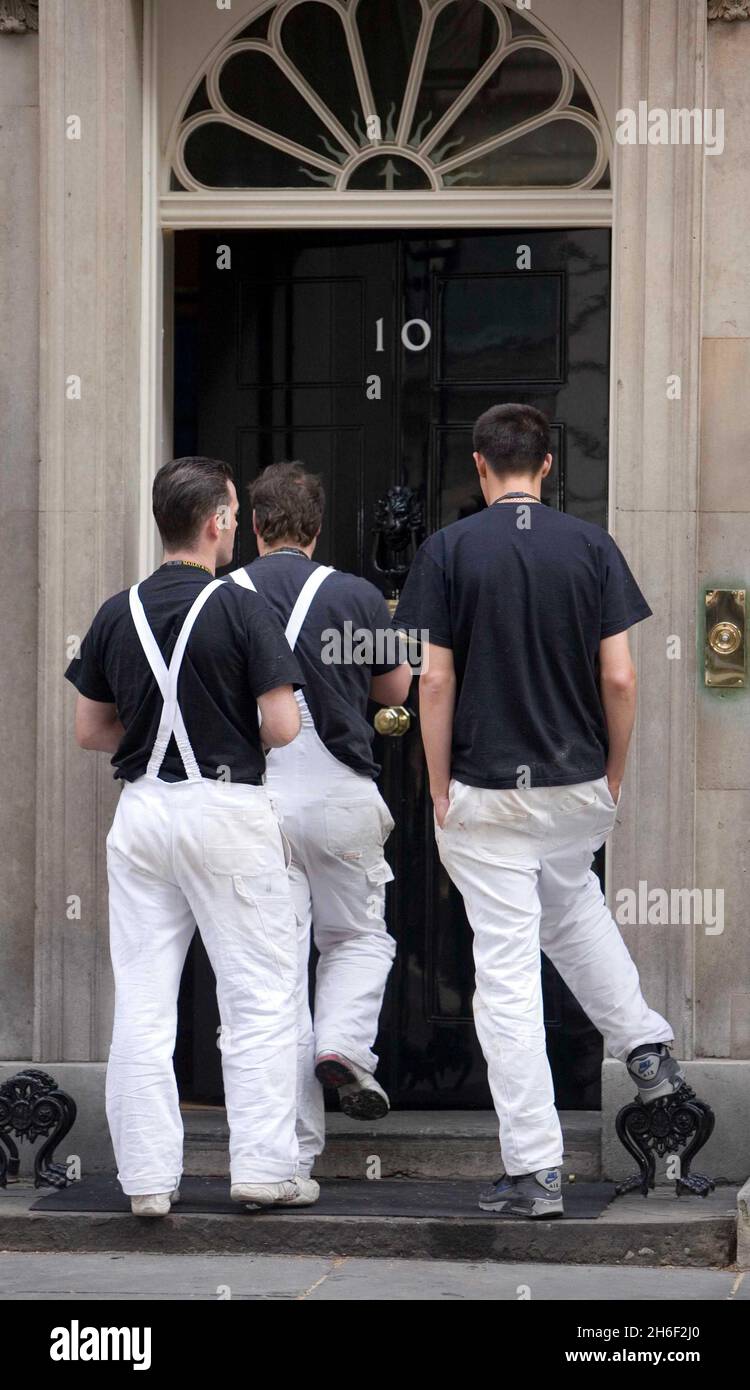 Die Dekorateure kommen heute Morgen, am 10. Mai 2007, in der Downing Street Nr. 10 an, an dem Tag, an dem Premierminister Tony Blair seinen Rücktritt bekannt gab. Stockfoto