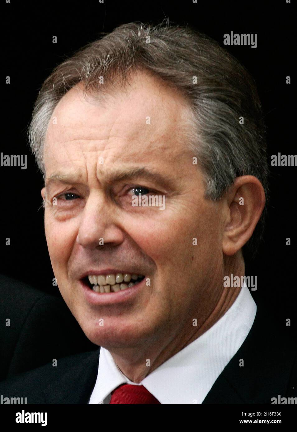 Tony Blair stellte sich vor, wie er heute die Downing Street verließ, um die Fragestunde seines letzten Premierministers im Unterhaus zu beantworten. Stockfoto