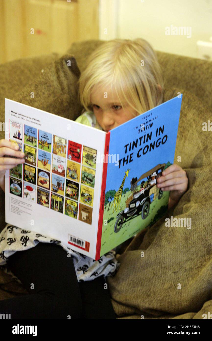 Die Comicfigur Tintin steht im Zentrum einer Rennserie in Großbritannien nach einer Beschwerde eines Menschenrechtsanwalts, der das Buch „Tintin im Kongo“ im Kinderbereich von Borders the Bookshop zum Verkauf sah. Die britische Kommission für Rassengleichheit fordert ein Verbot, das das Buch beschuldigt, schwarze Menschen "wie Affen aussehen und wie Idioten reden zu lassen". Die Buchhändelkette Borders hat zugestimmt, sie in den Bereich für Erwachsene Graphic Novels ihrer Geschäfte zu verlegen, aber der offizielle Tintin-Shop schwor, sie weiterhin zu verkaufen. Tintin im Kongo war das zweite Comicbuch, das von der Be geschrieben und gezeichnet wurde Stockfoto