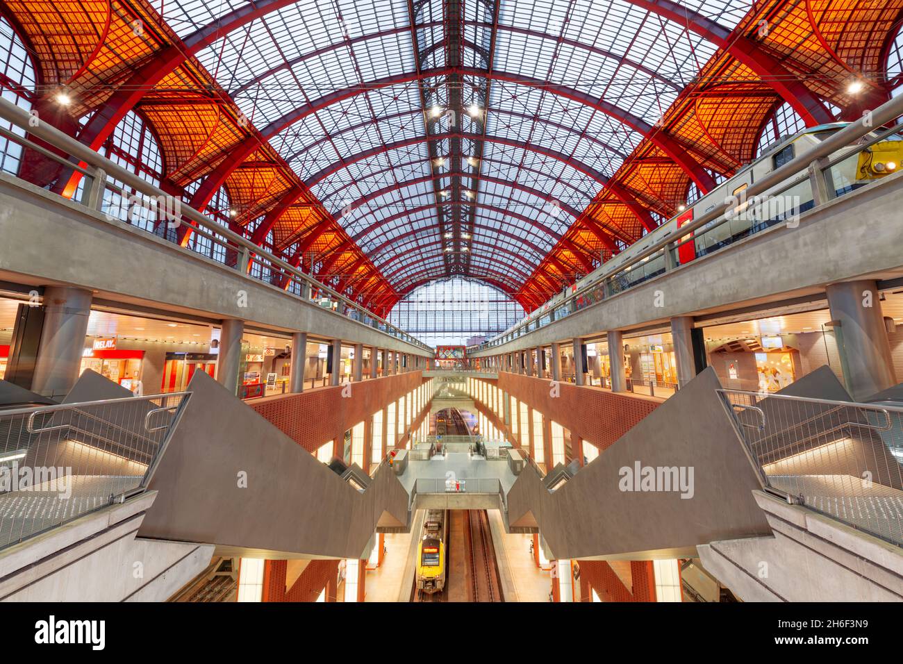 ANTWERPEN, BELGIEN - 5. MÄRZ 2020: Haupthalle des Bahnhofs Antwerpen-Centraal aus dem Jahr 1905. Stockfoto