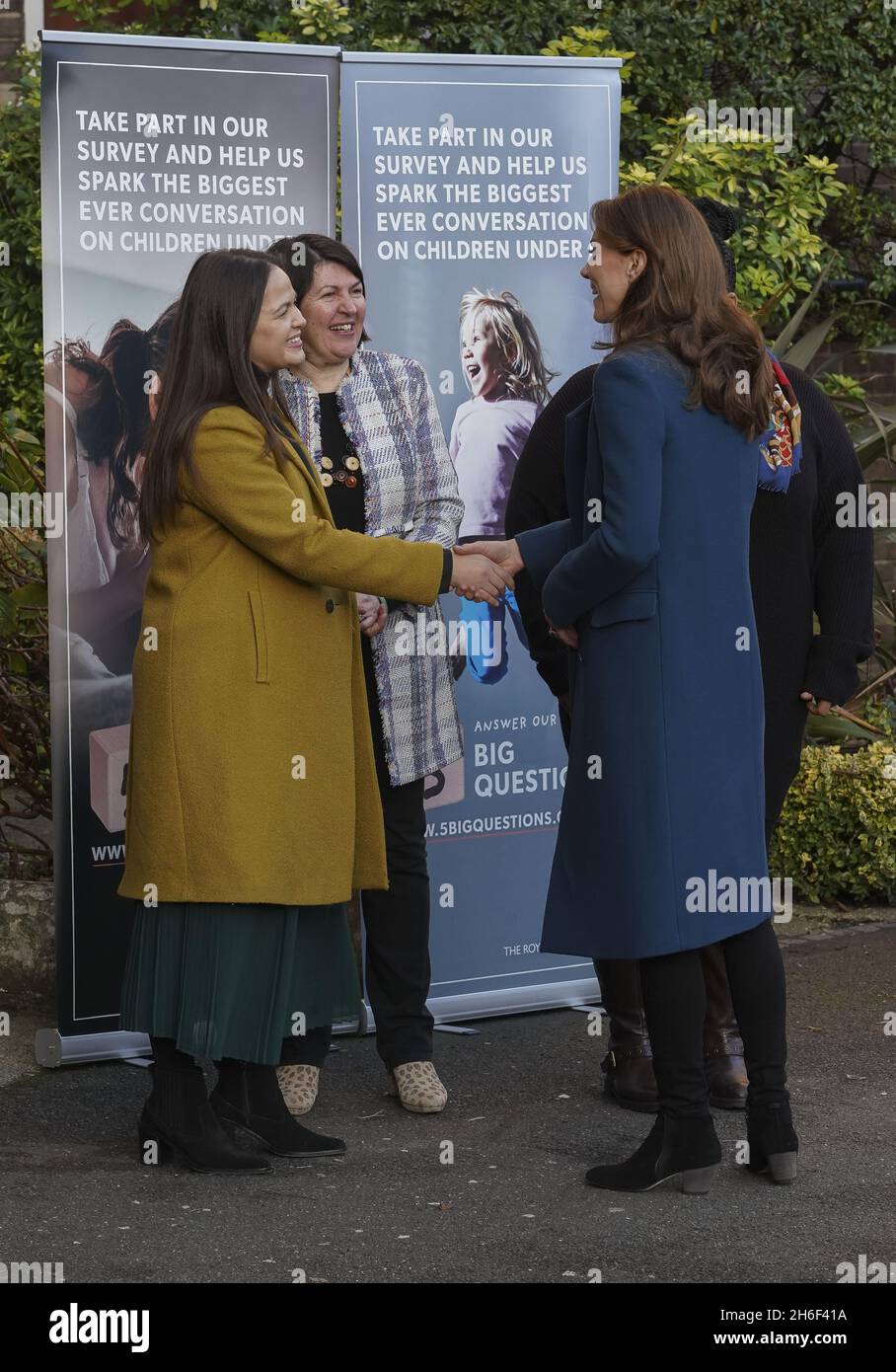 Die Herzogin von Cambridge trifft Giovanna Fletcher während eines Besuchs im Kindergarten und der Vorschule von LEYF Stockwell Gardens in London, um Mitarbeiter zu treffen, um die letzte Woche gestartete Umfrage „5 große Fragen zu den Under Fives“ zu diskutieren. Stockfoto