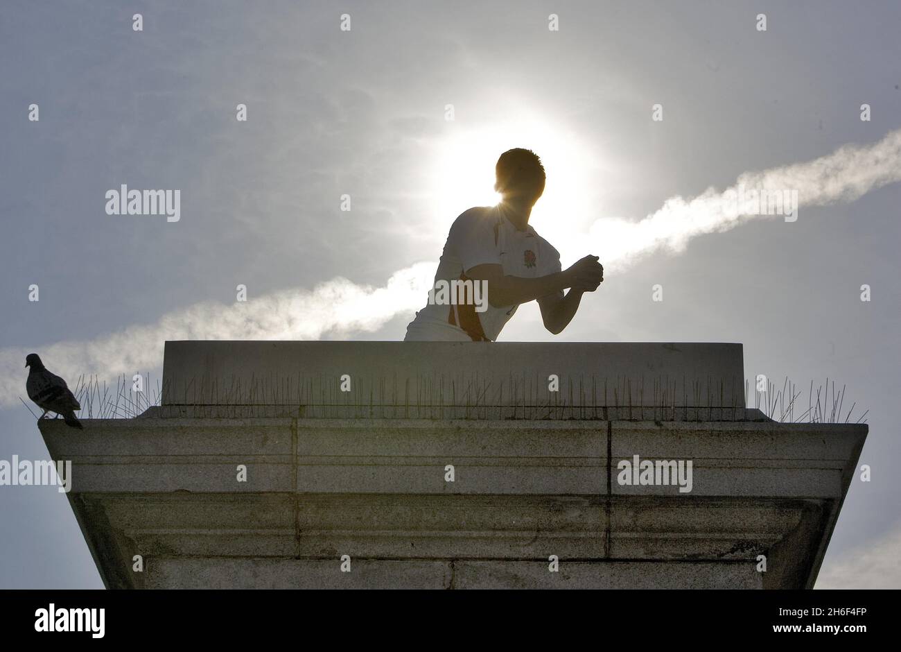 Auf dem vierten Sockel des Trafalgar Square in London steht ein Wachsfigurenkabinett des Englands Jonny Wilkinson vor dem morgigen Rugby-Weltcup-Finale in Paris. Stockfoto