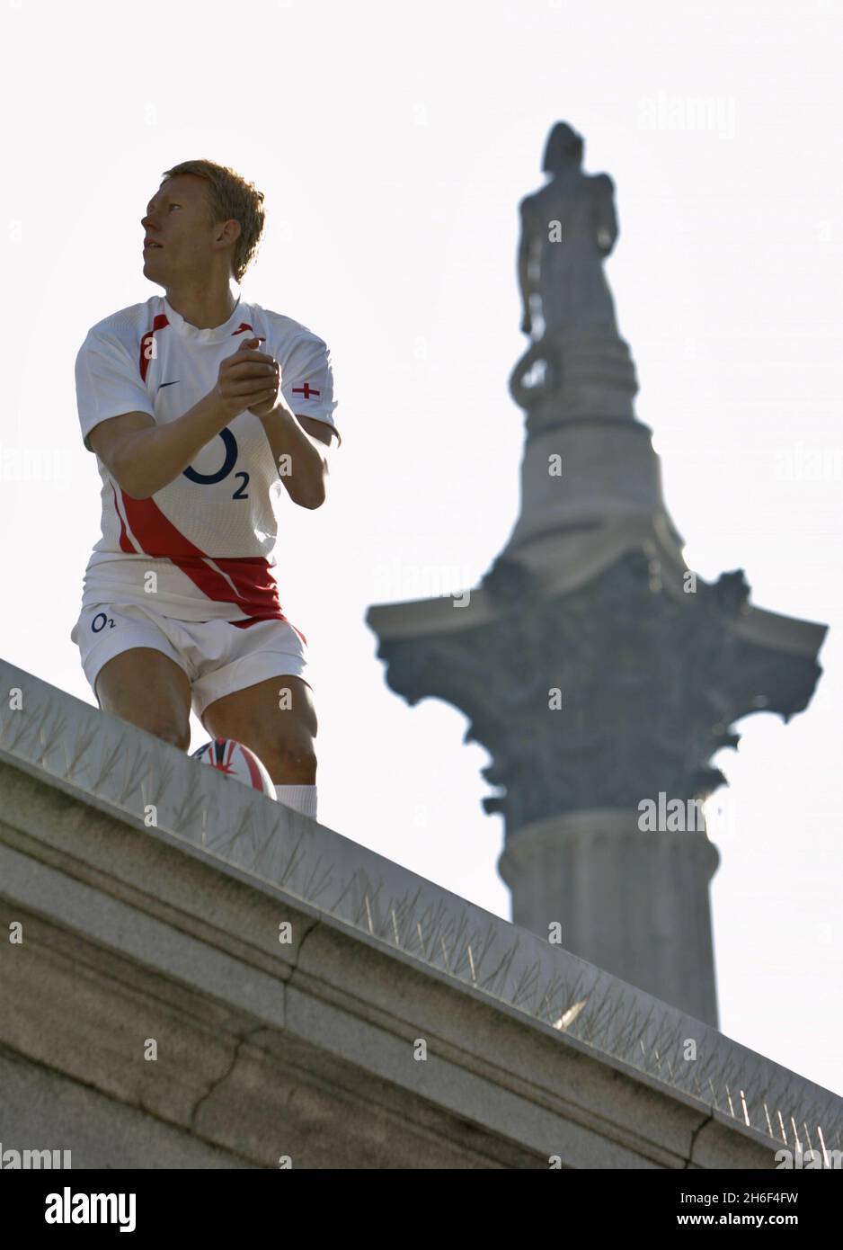 Auf dem vierten Sockel des Trafalgar Square in London steht vor dem Rugby-Weltcup-Finale in Paris ein Wachsfigurenkabinett des Englands Jonny Wilkinson. Stockfoto