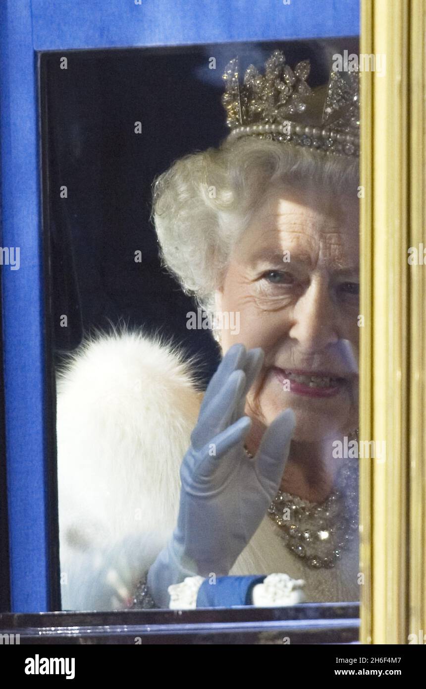 Königin Elizabeth II. Und Prinz Philip, Herzog von Edinburgh, nehmen an der Eröffnung des Parlaments in London Teil. Stockfoto