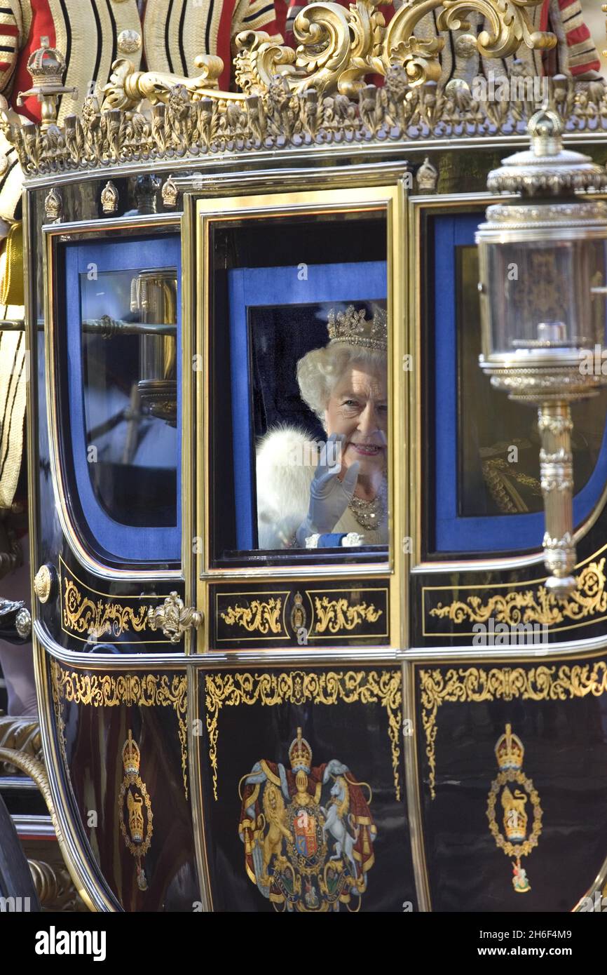 Königin Elizabeth II. Und Prinz Philip, Herzog von Edinburgh, nehmen an der Eröffnung des Parlaments in London Teil. Stockfoto