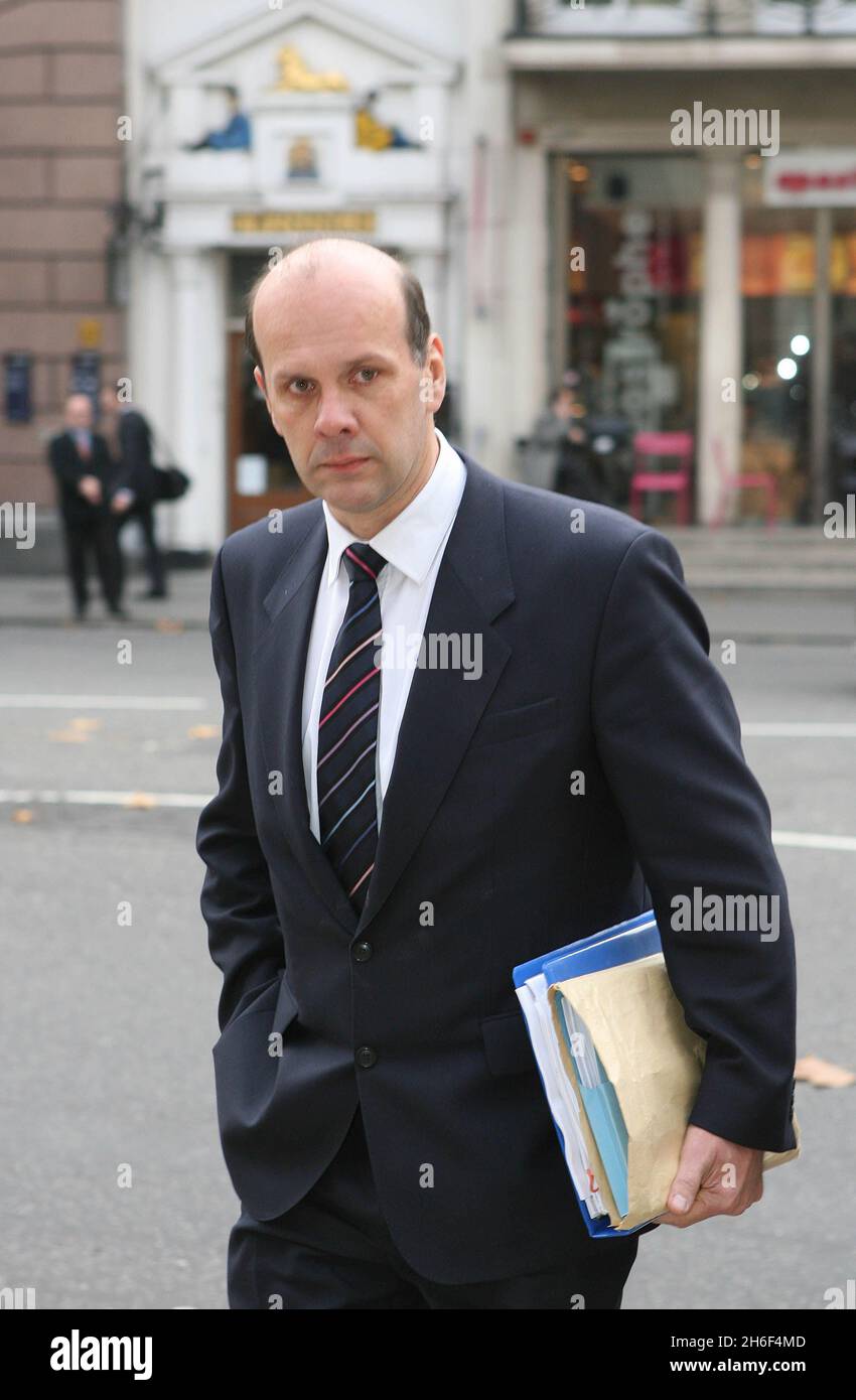 Barry George, der wegen des Mordes an Fernsehmoderator Jill Dando inhaftiert wurde, begann heute seine Berufung gegen seine Verurteilung vor dem High Court in London.Bildserien: Detective Chief Superintendent Hamish Campbell, der zum Zeitpunkt des Mordes das Polizeiteam führte, am High Court. Stockfoto