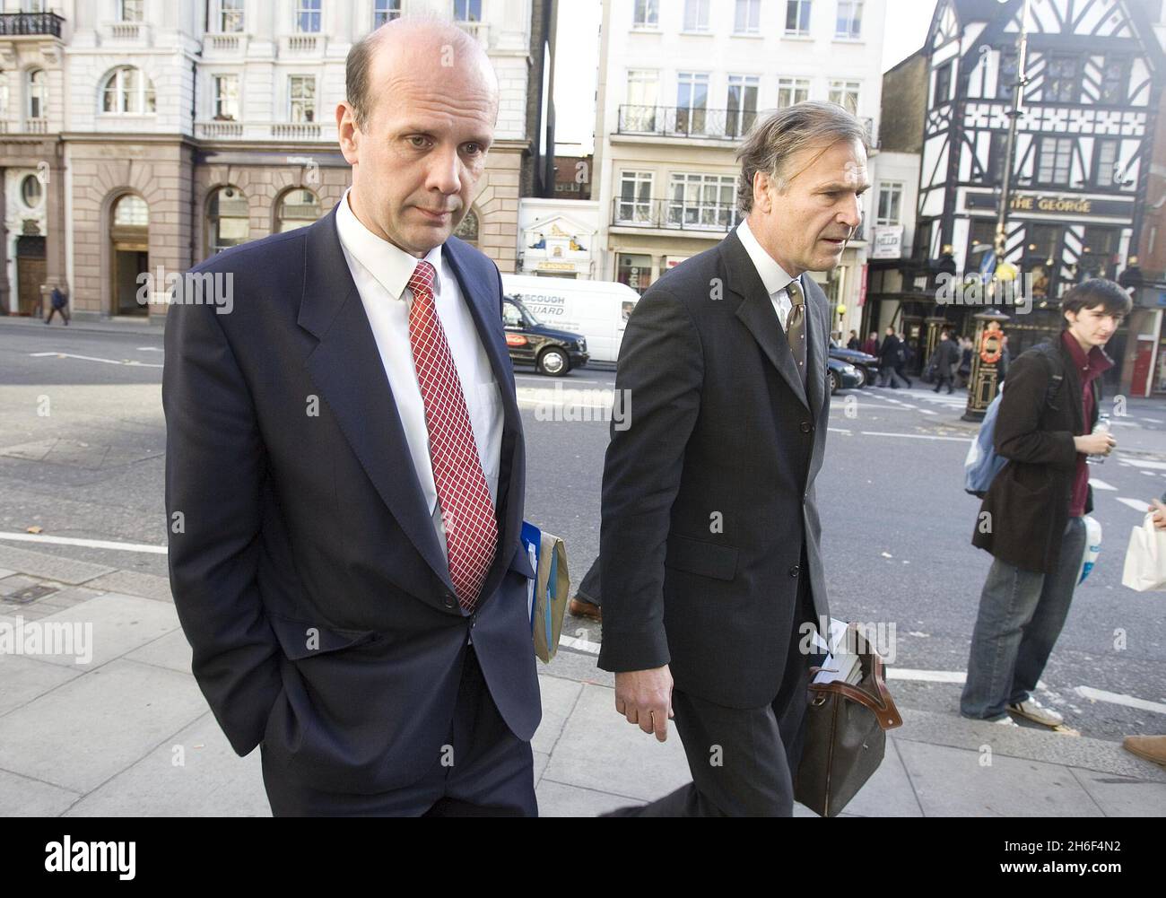Tag zwei der heutigen Berufung von Barry George vor dem Obersten Gerichtshof, der wegen des Mordes an Fernsehmoderatorin Jill Dando inhaftiert wurde. Das Bild zeigt: Detective Chief Superintendent Hamish Campbell, der zum Zeitpunkt des Mordes das Polizeiteam führte, am High Court. Stockfoto