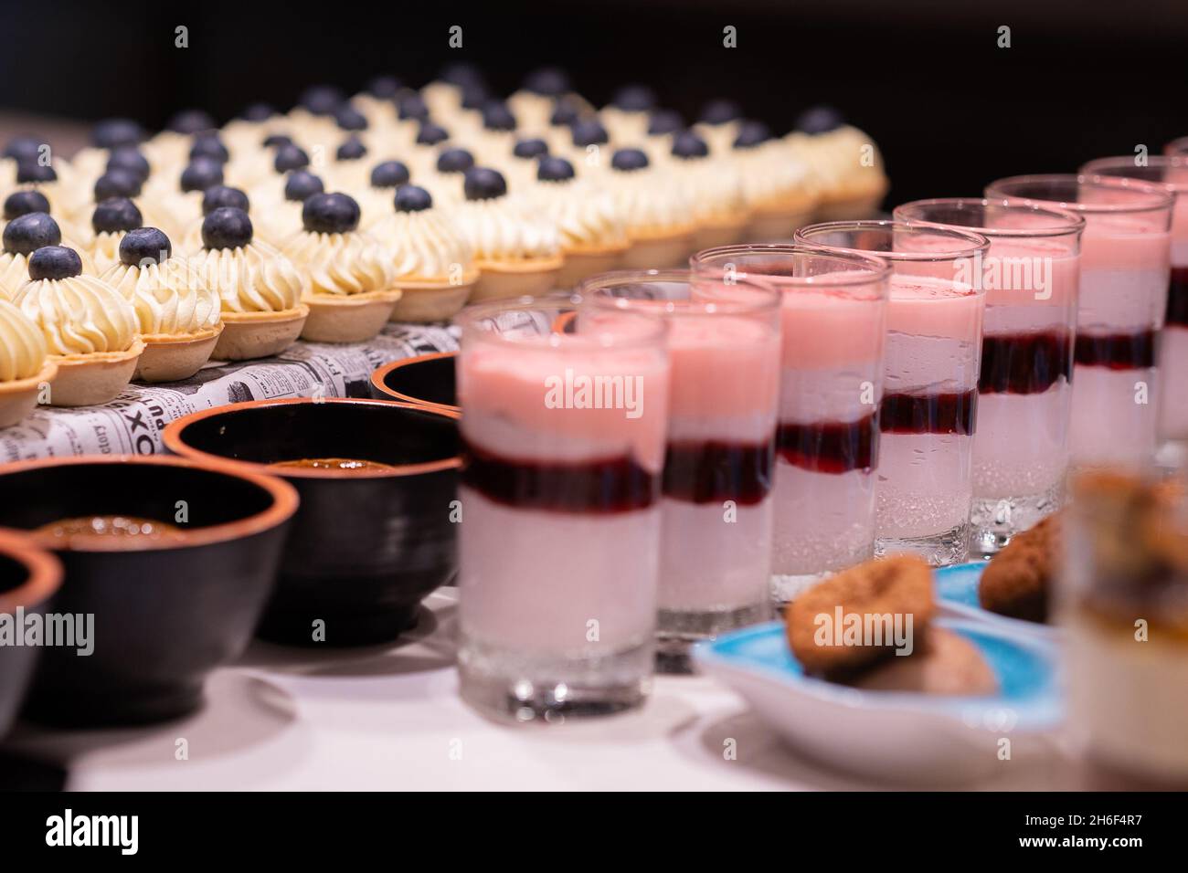 Catering bei einer Luxusveranstaltung mit einer Auswahl an Desserts Stockfoto
