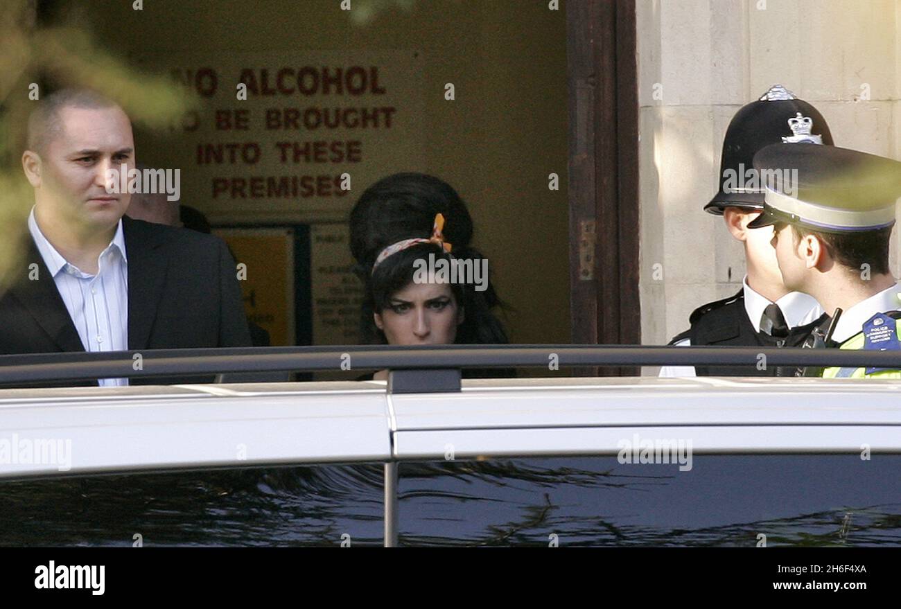 Amy Winehouse wird am Nachmittag beim Snaresbrook Crown Court in London abfotografiert, nachdem ihr Mann Blake Fielder-Civil vor Gericht aufgetreten war, nachdem er angeklagt wurde, den Kurs der Gerechtigkeit zu pervertieren. 07870209766 Stockfoto