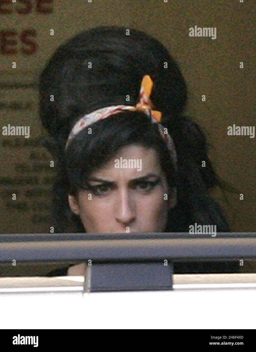 Amy Winehouse wird am Nachmittag beim Snaresbrook Crown Court in London abfotografiert, nachdem ihr Mann Blake Fielder-Civil vor Gericht aufgetreten war, nachdem er angeklagt wurde, den Kurs der Gerechtigkeit zu pervertieren. 07870209766 Stockfoto