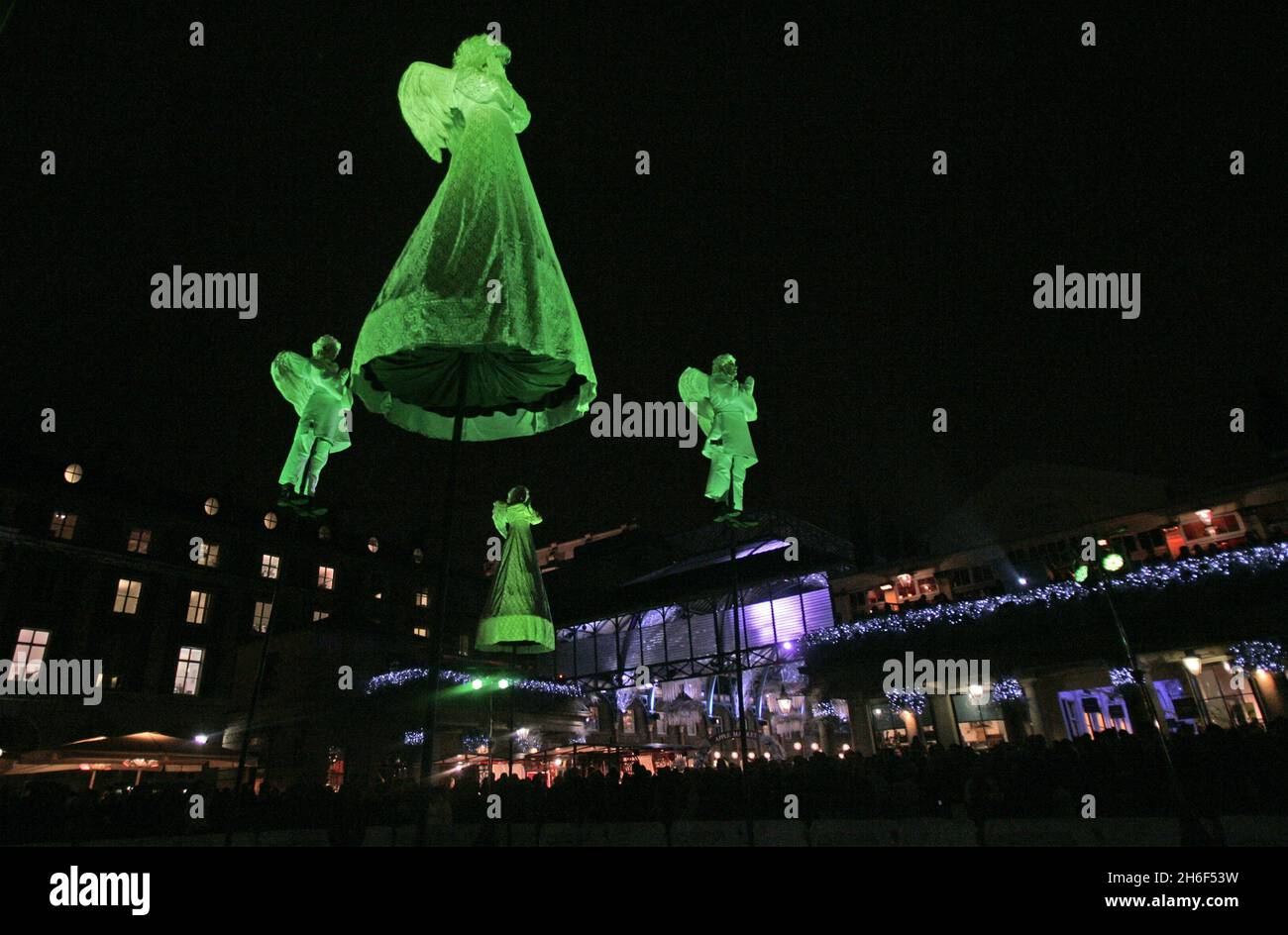 Strange Fruit treten im Rahmen von Covent Garden's Christmas Deluxe auf, einem der vielen Veranstaltungen, die während der Festtage stattfinden. Sie sind eine von mehreren kostenlosen Aufführungen auf der piazza. Stockfoto