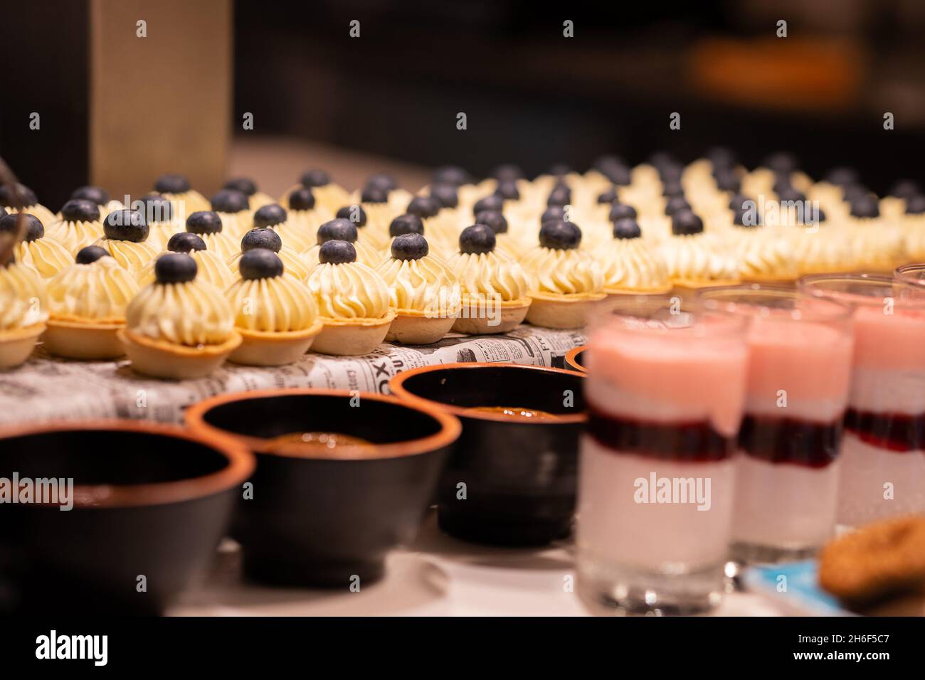 Catering bei einer Luxusveranstaltung mit einer Auswahl an Desserts Stockfoto