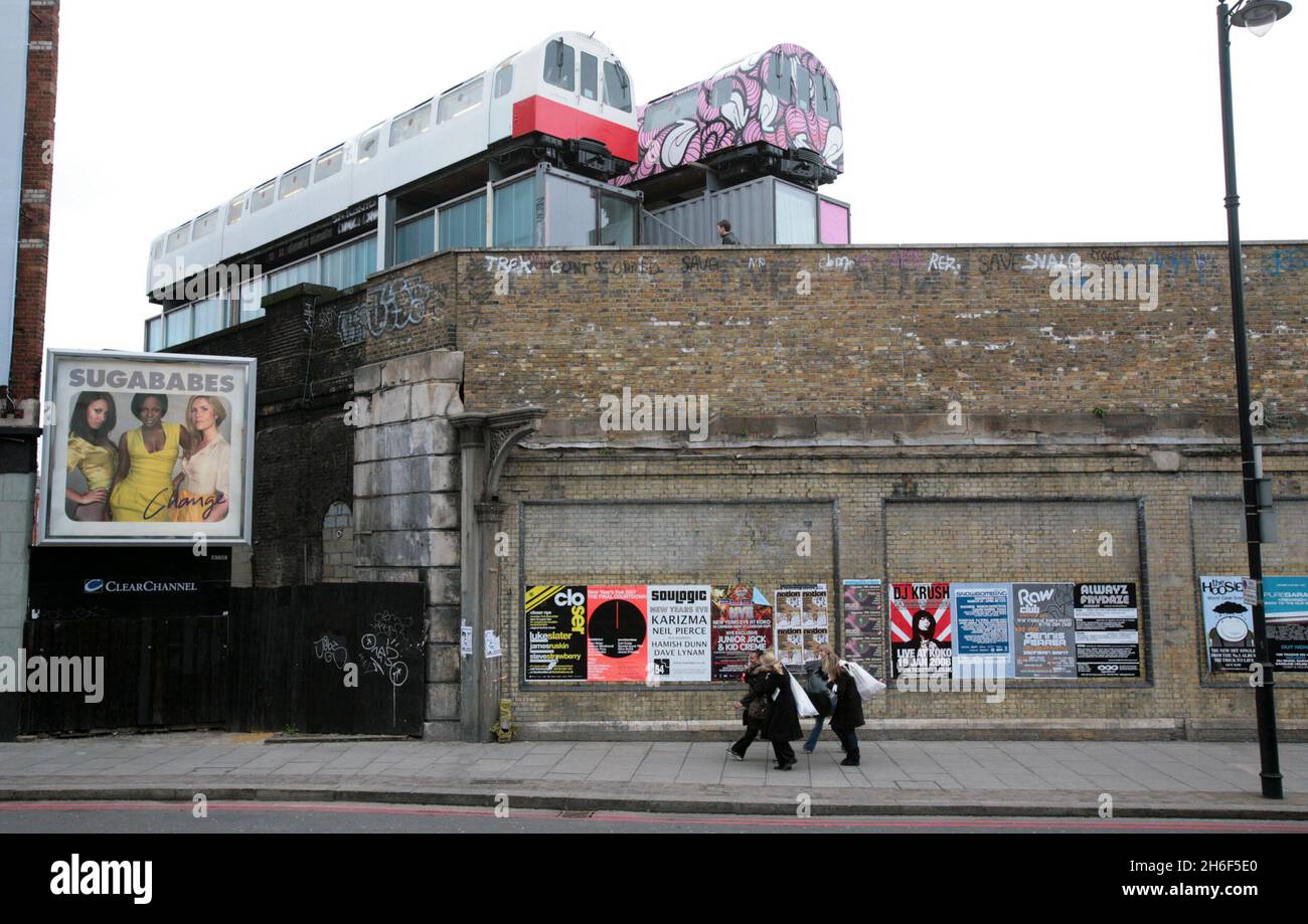 Zwei recycelte Londoner U-Bahn-Waggons befinden sich hoch über den Straßen von Shoreditch im Osten Londons. Village Underground an der Holywell Lane bietet erschwingliche Arbeitsplätze für Kreative in Shoreditch und hat 4,000 Quadratfuß viktorianisches Lagerhaus in ein multifunktionales Kunst-, Musik- und Kulturzentrum verwandelt. Stockfoto