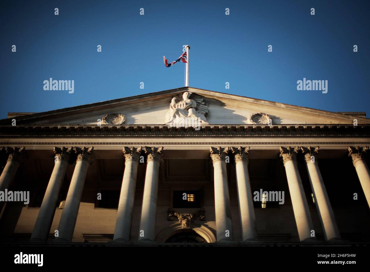 Eine allgemeine Ansicht der Bank of England heute in London. Es wird erwartet, dass die Bank of England die britischen Zinssätze von 5.5 % um einen Viertelprozentpunkt auf 5.25 % senken wird. Stockfoto